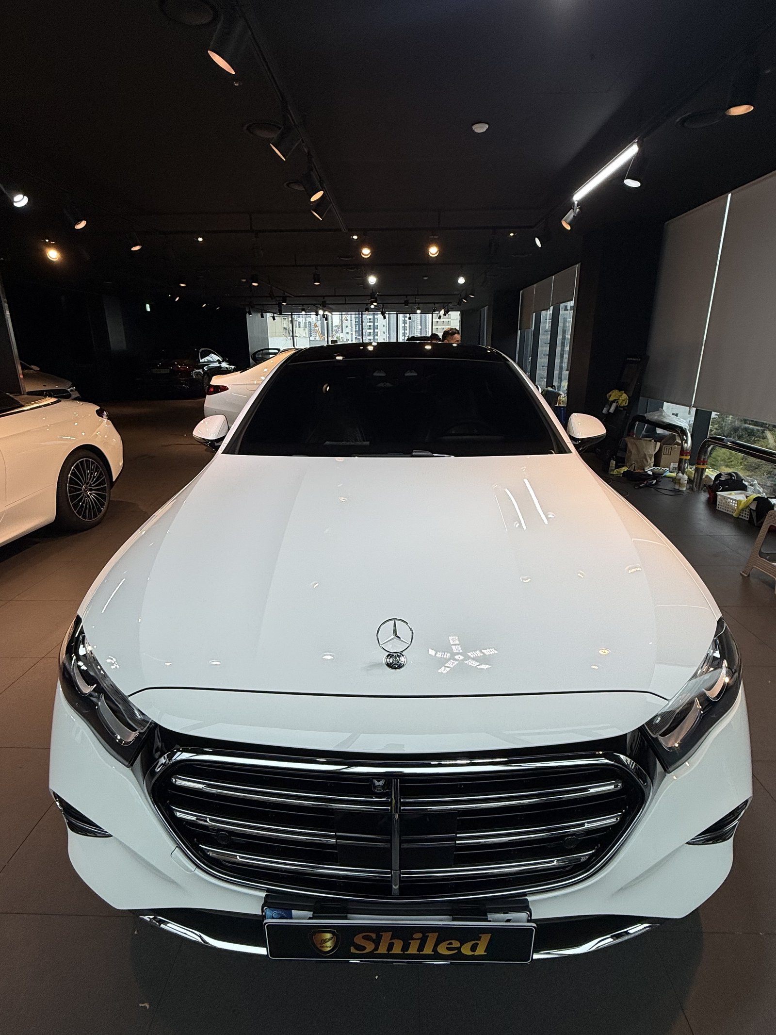 E200 익스클루시브 백색 정면