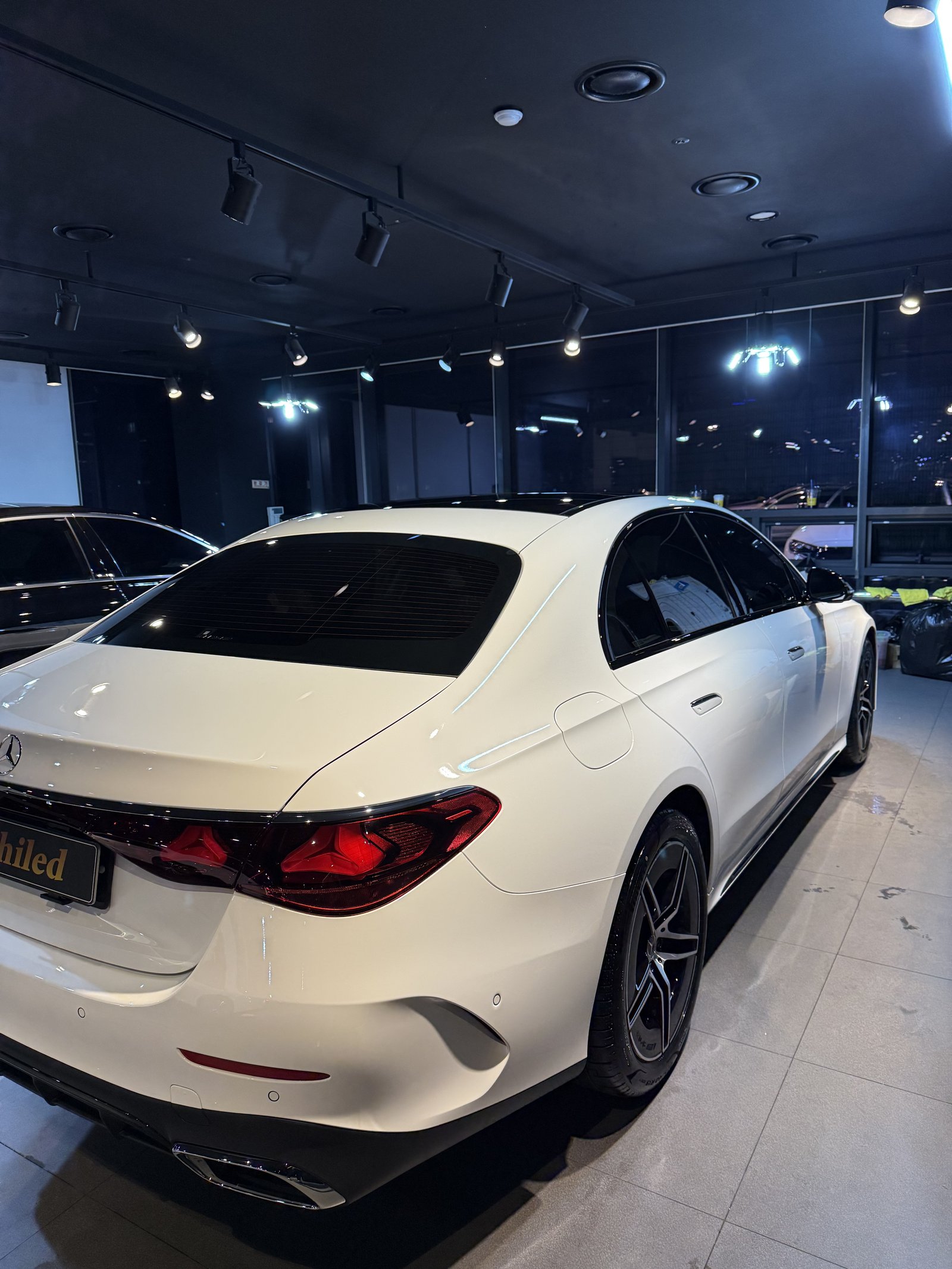 E200 AMG 후측면 - 출고 전 코팅