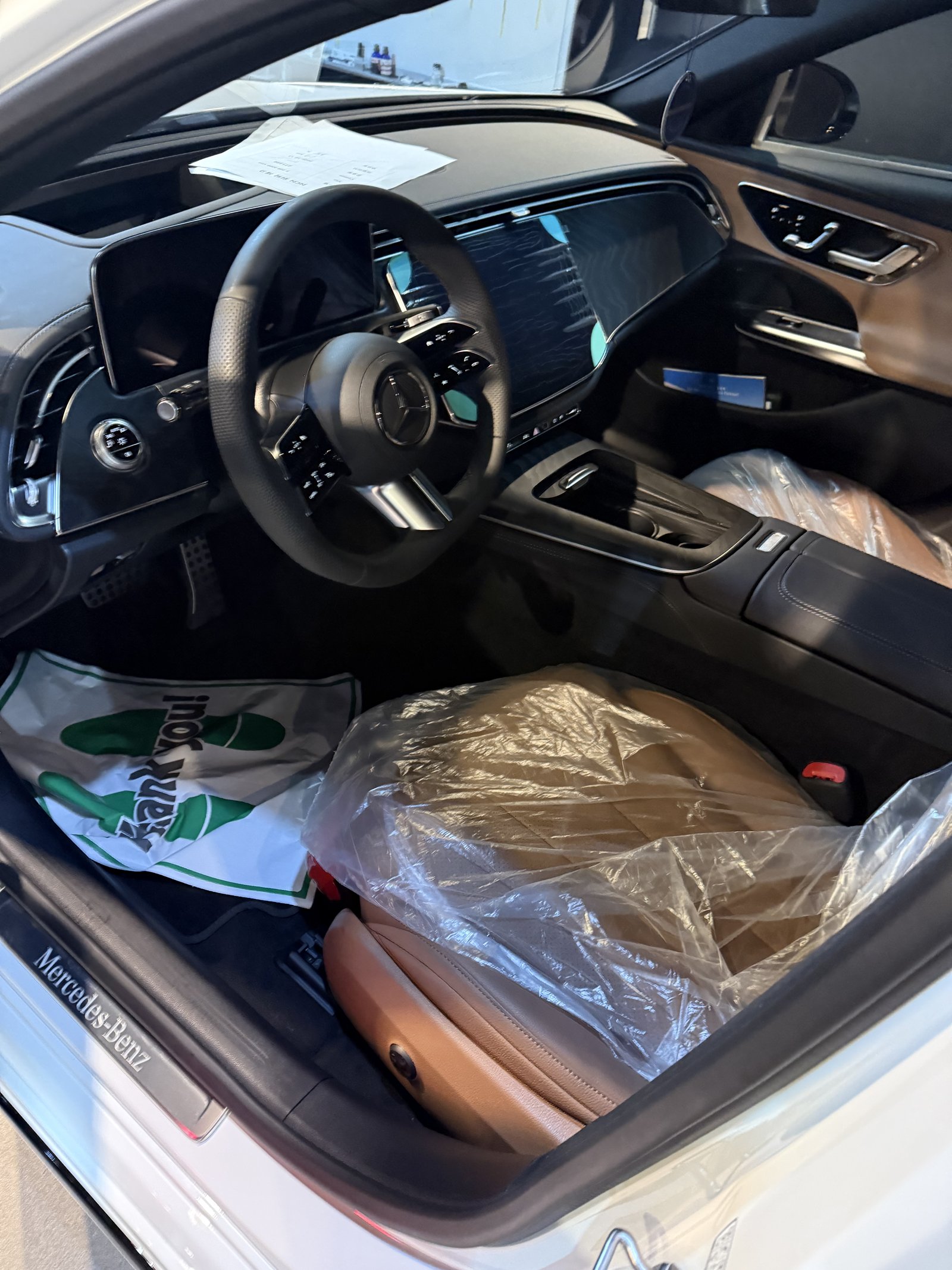 E200 AMG 브라운 실내