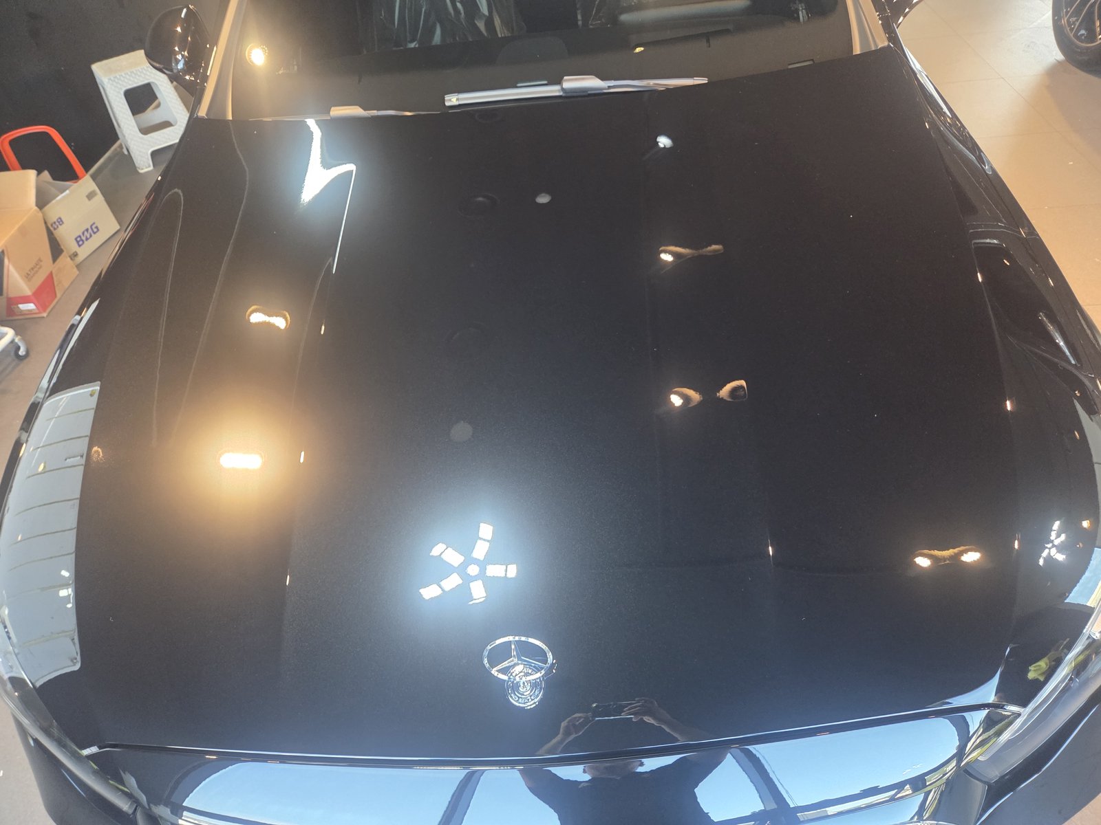 E200 EX 검정 보닛 자연광 반사