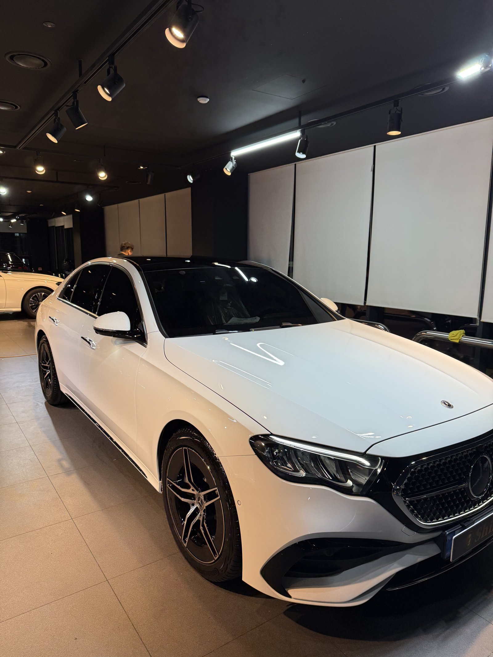E200 AMG 백색 전측면 - 부산 유리막코팅