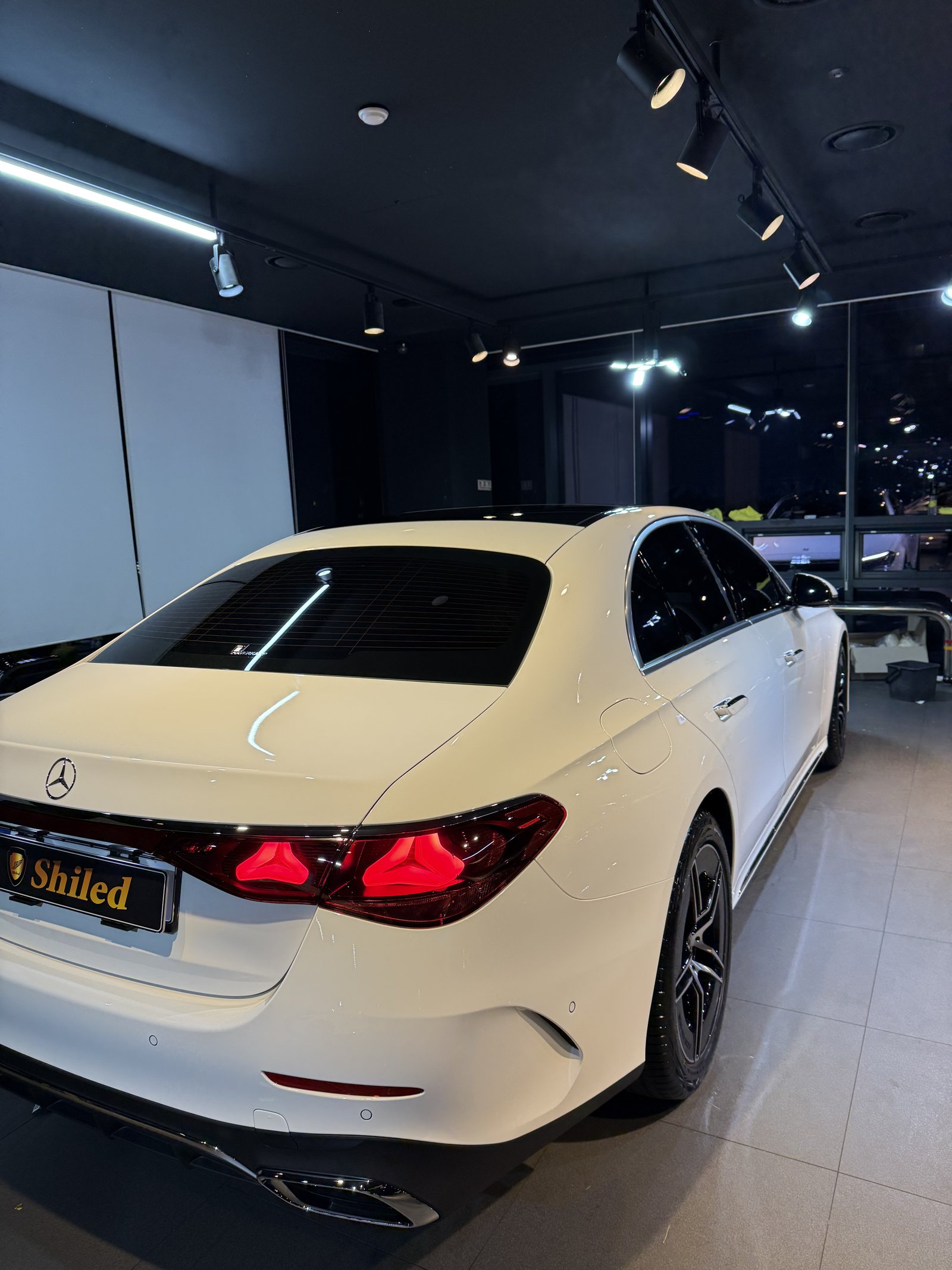 E200 AMG 백색 후측면