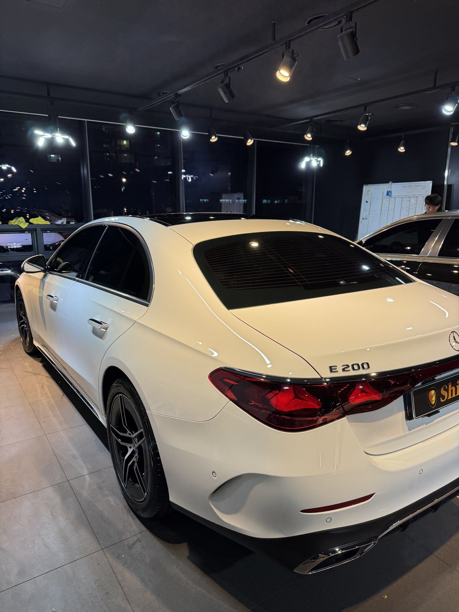 E200 AMG 백색 측후면 - 출고 전 코팅