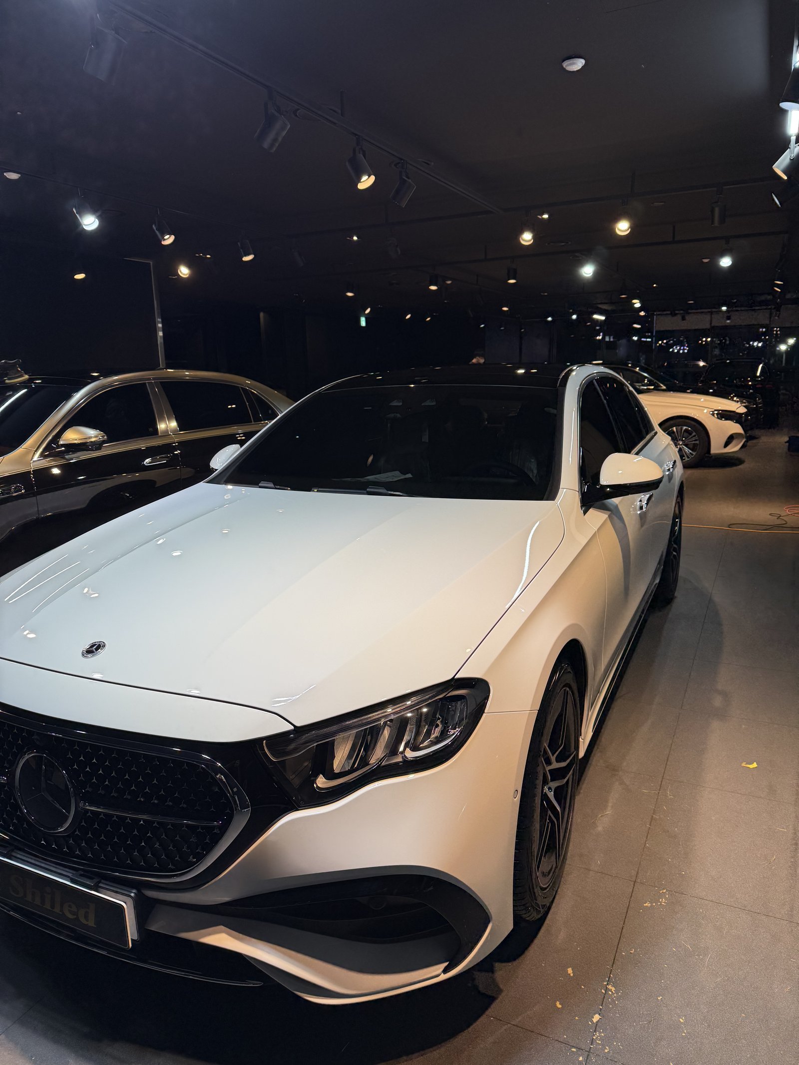 E200 AMG 백색 전측면 반대편