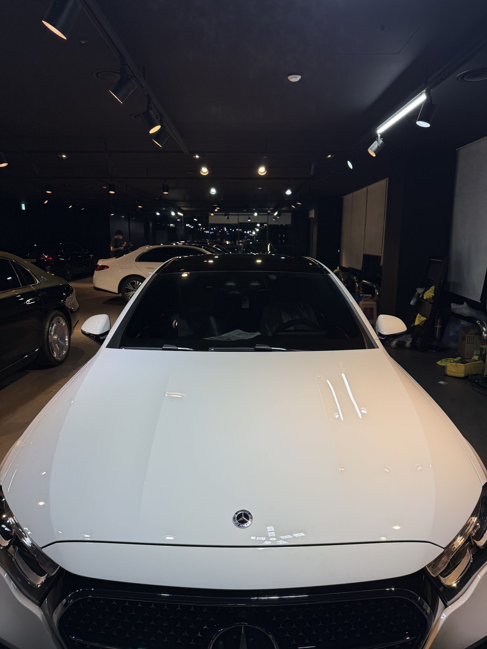 E200 AMG 백색 보닛 조명 반사