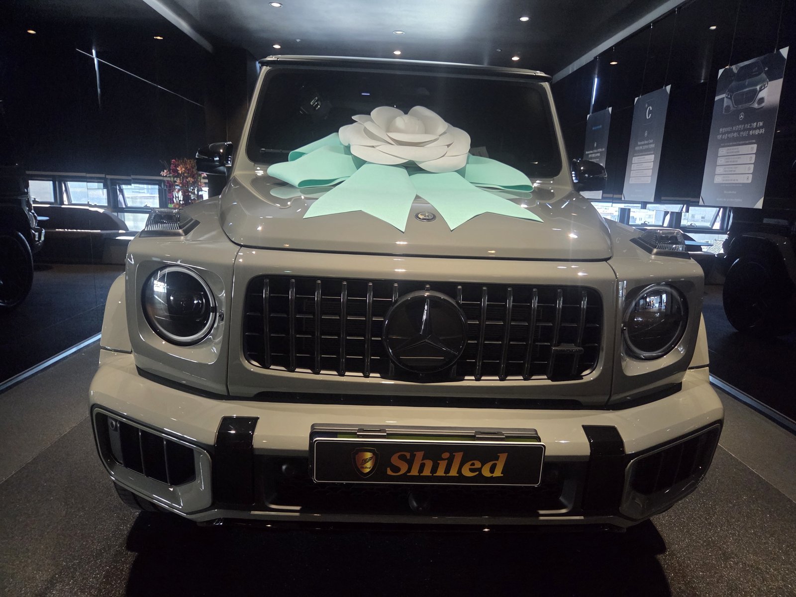 AMG G63 알파인 그레이 정면 출고 리본