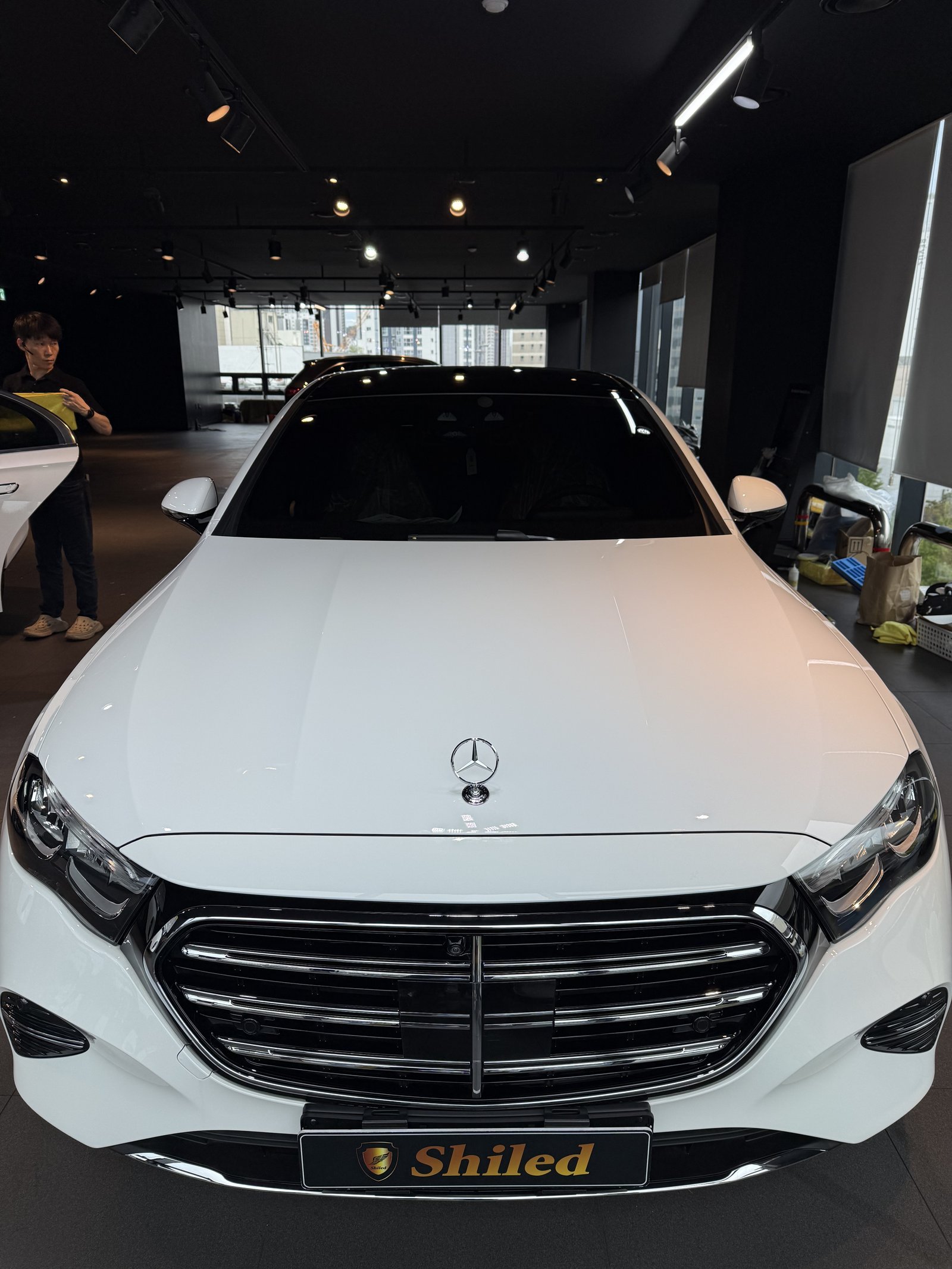 E200 익스클루시브 백색 정면