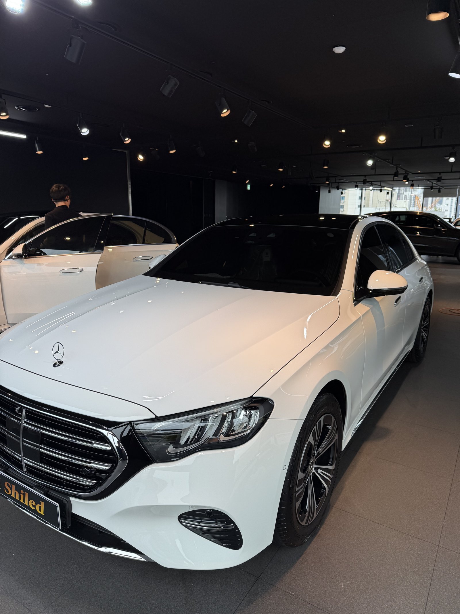 E200 EX 백색 전측면 반대편 - 출고 전 코팅