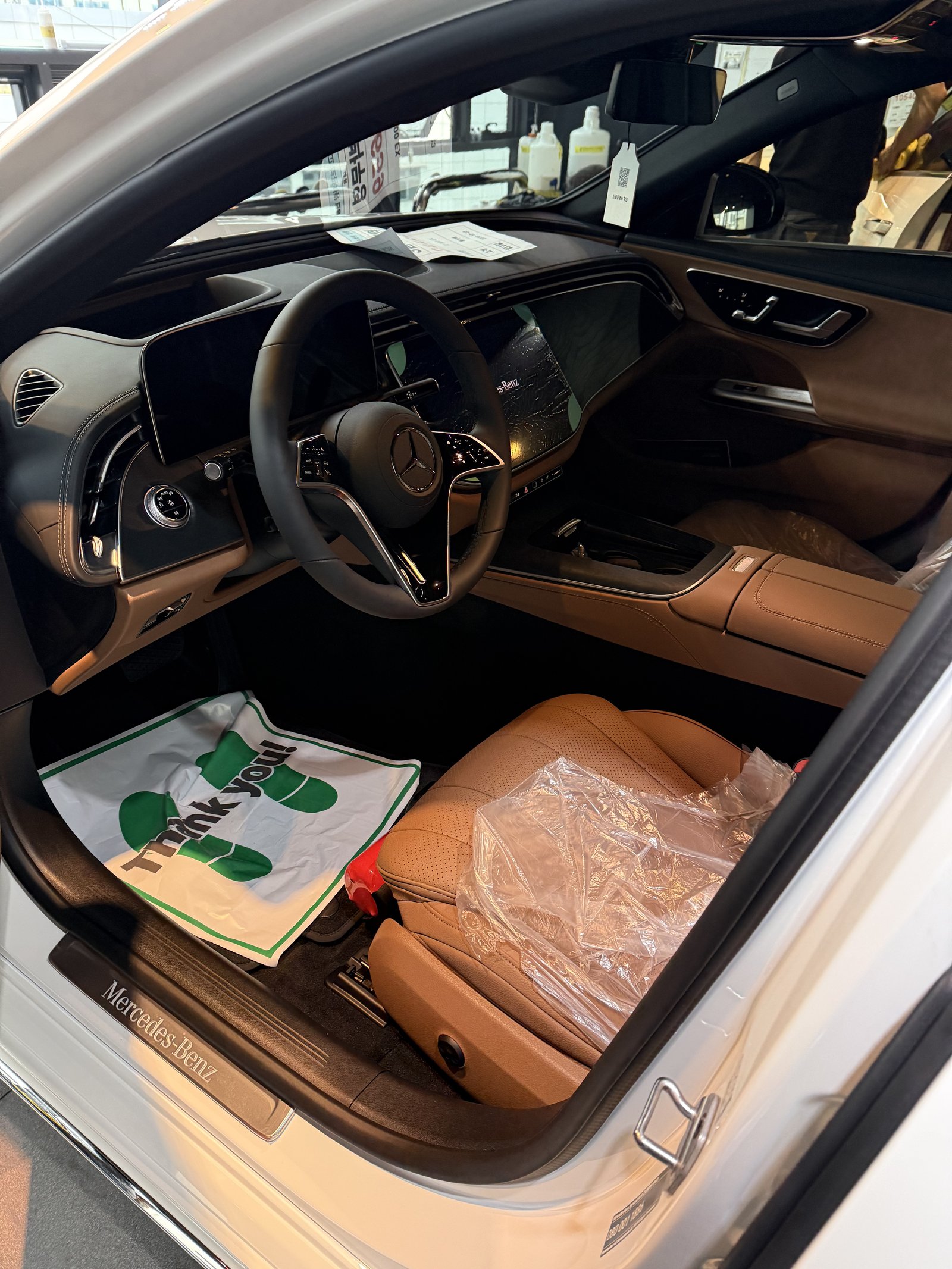 E200 EX 브라운 실내 운전석