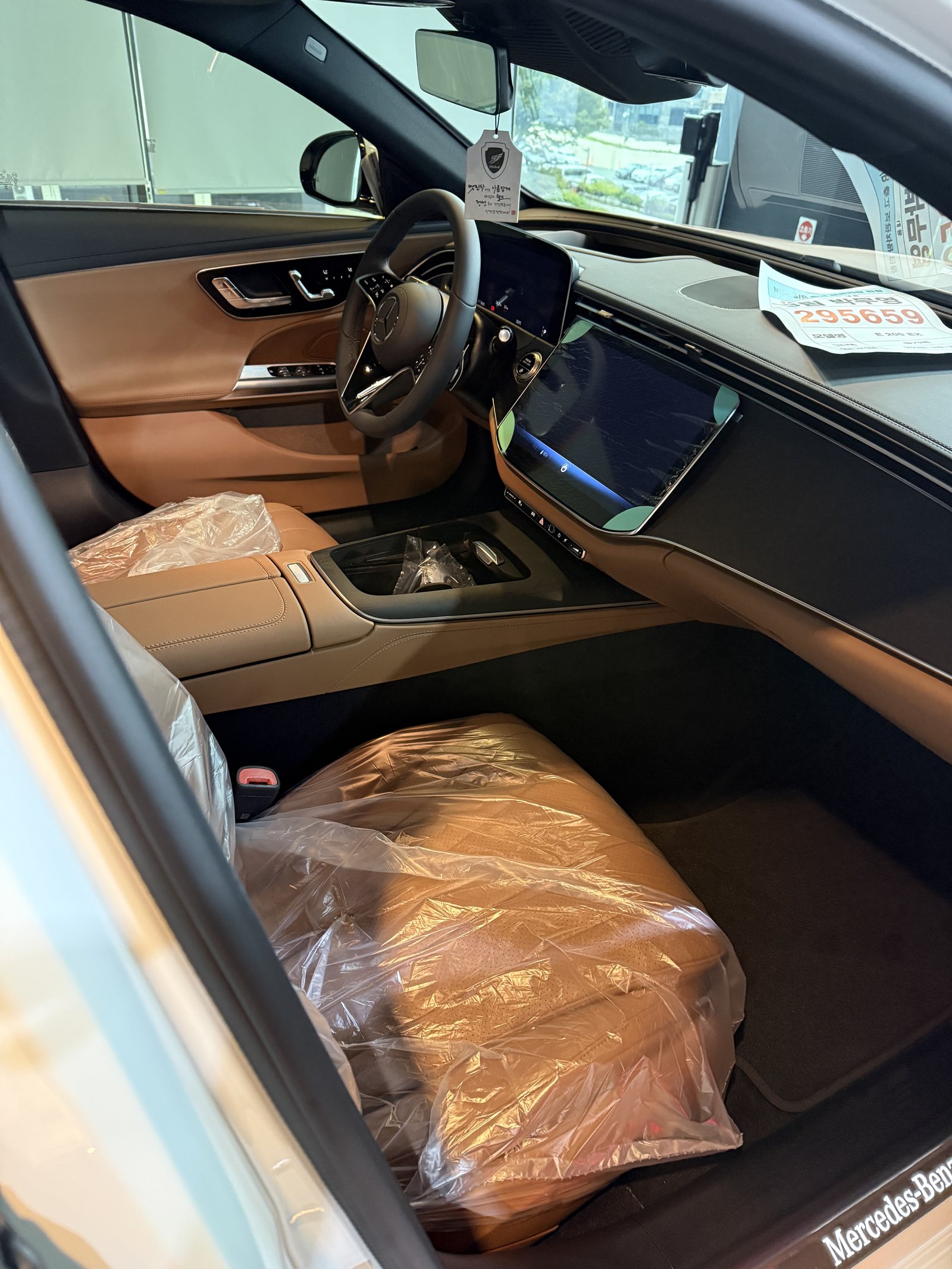 E200 EX 브라운 실내 조수석