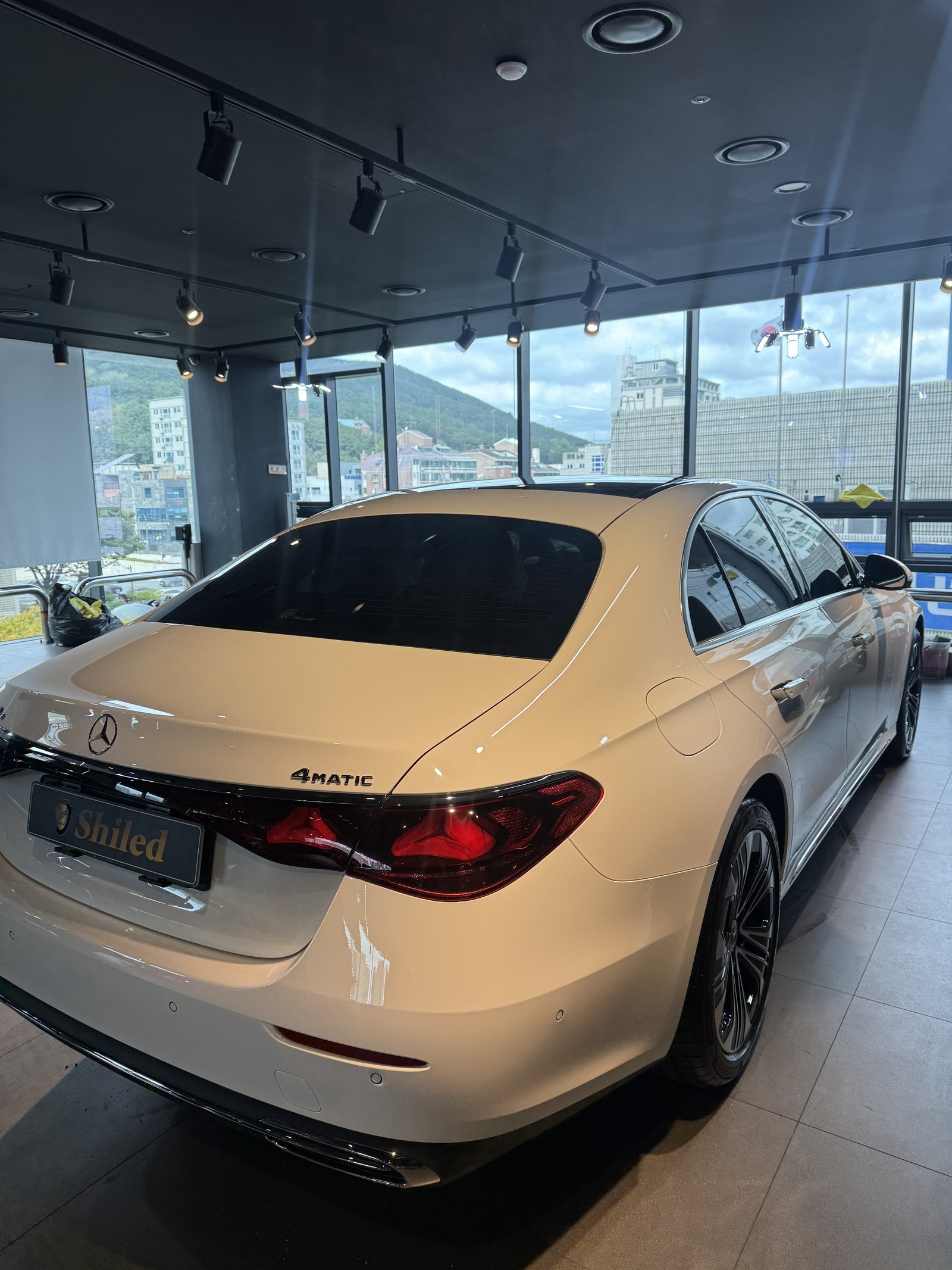 E350e 4MATIC 백색 후측면