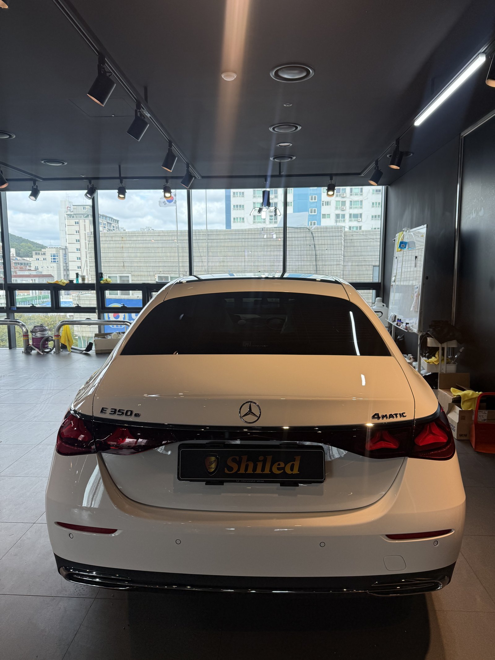 E350e 백색 후면 엠블럼