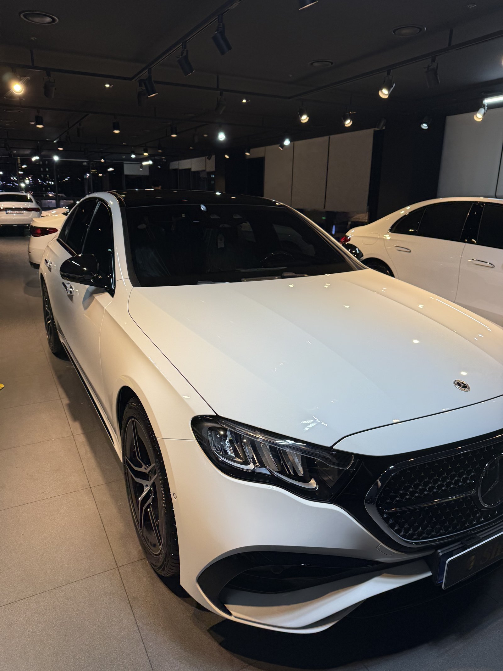 E200 AMG 백색 전측면 - 부산 유리막코팅