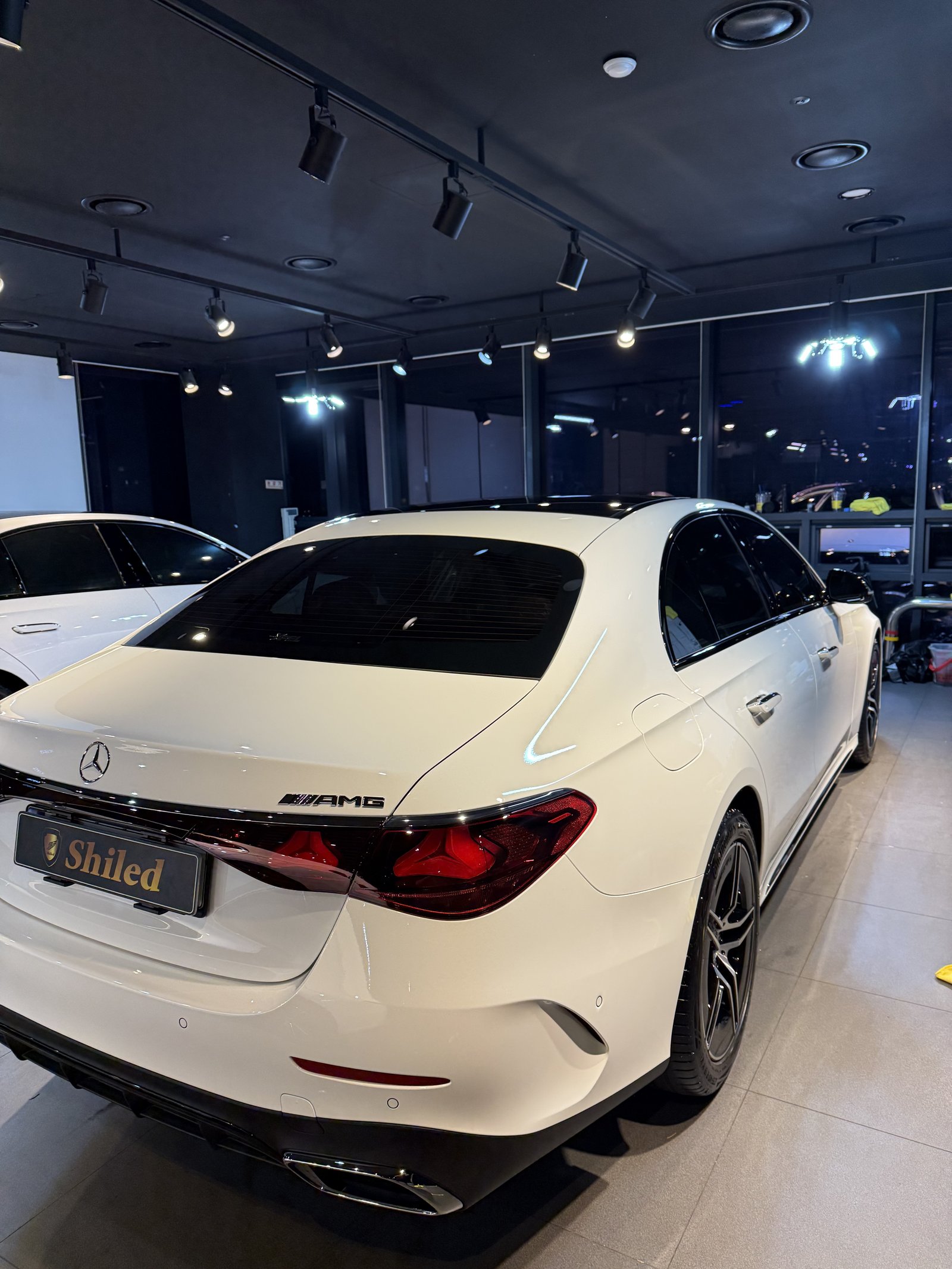 E200 AMG 백색 후측면