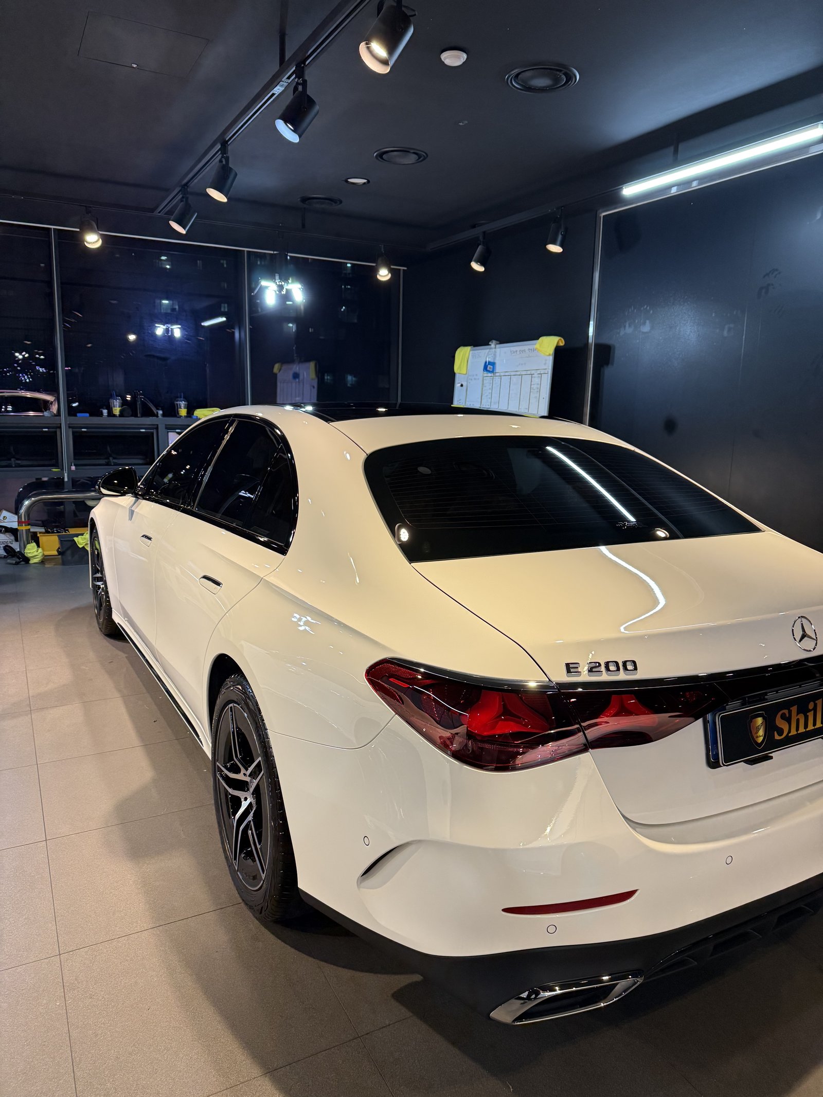 E200 AMG 백색 측후면