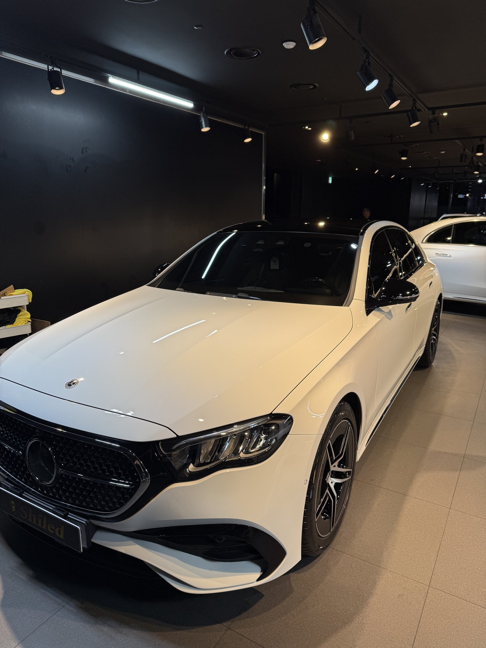 E200 AMG 백색 전측면 반대편 - 출고 전 코팅