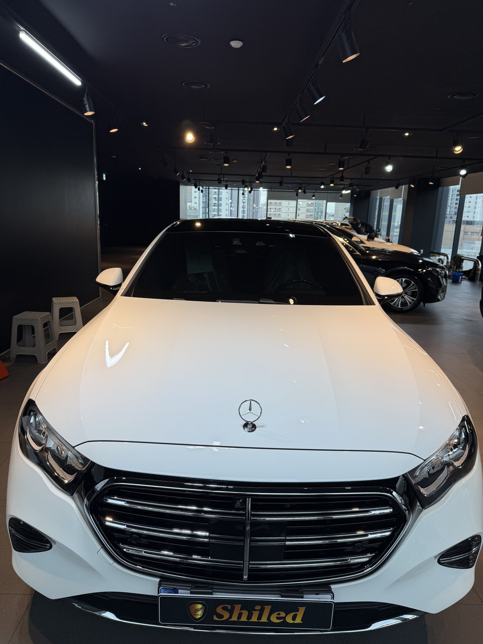 E200 익스클루시브 백색 정면