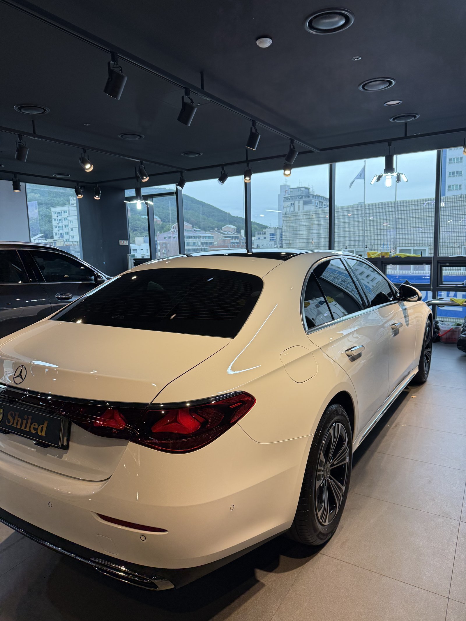 E200 EX 백색 후측면 창가 빛