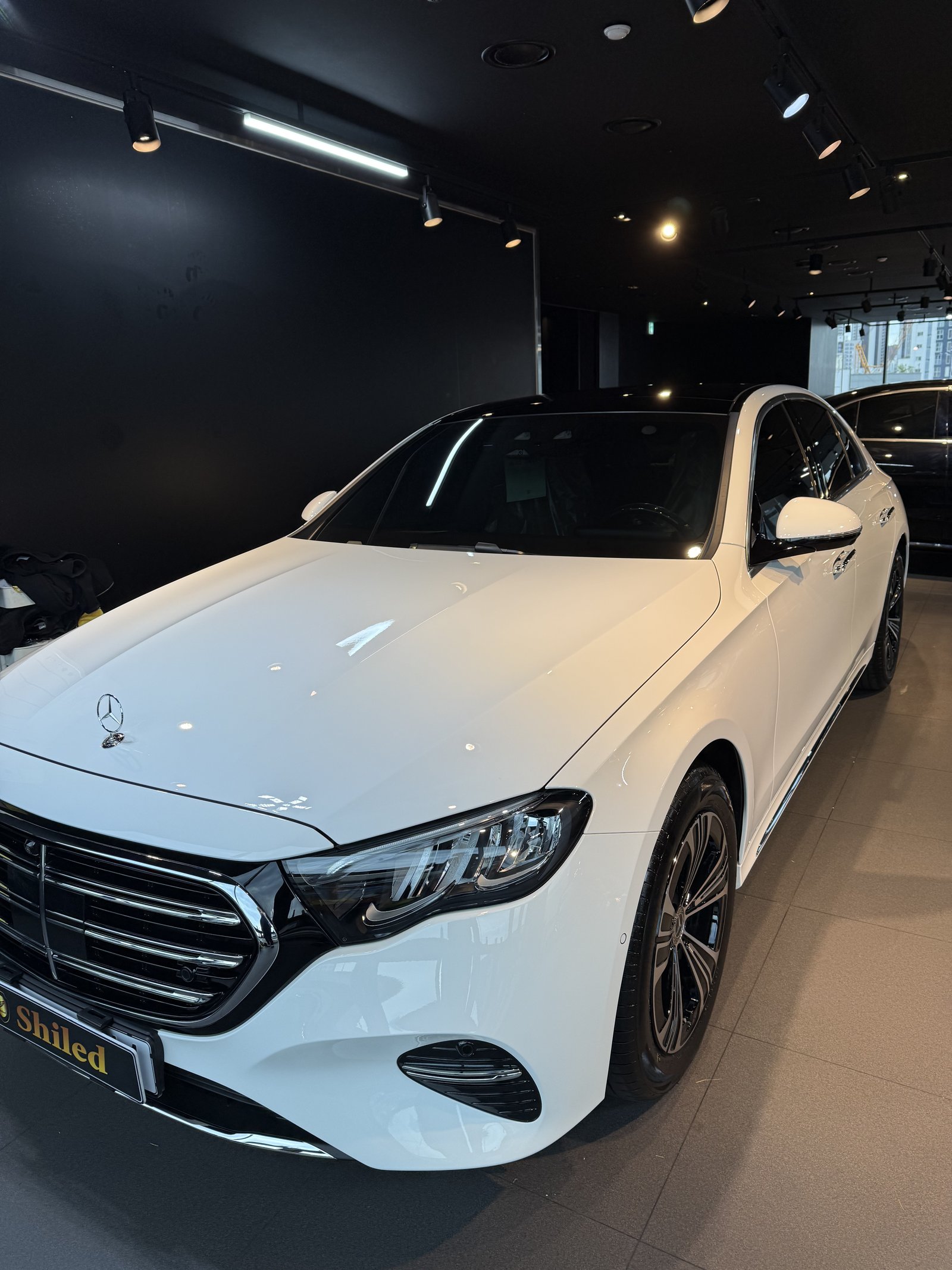 E200 EX 백색 전측면 반대편 - 출고 전 코팅