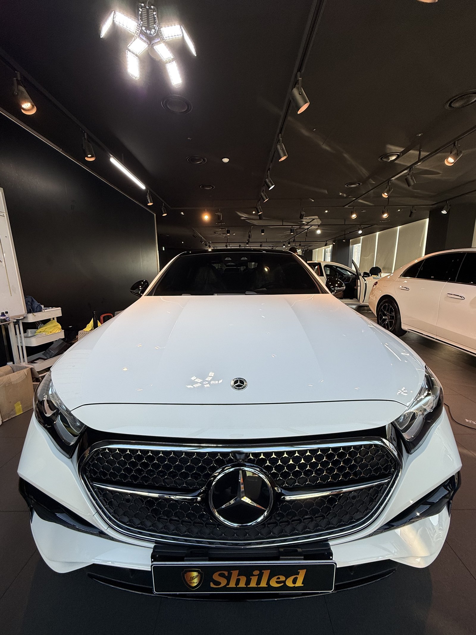 E200 AMG 백색 정면 다이아몬드 그릴