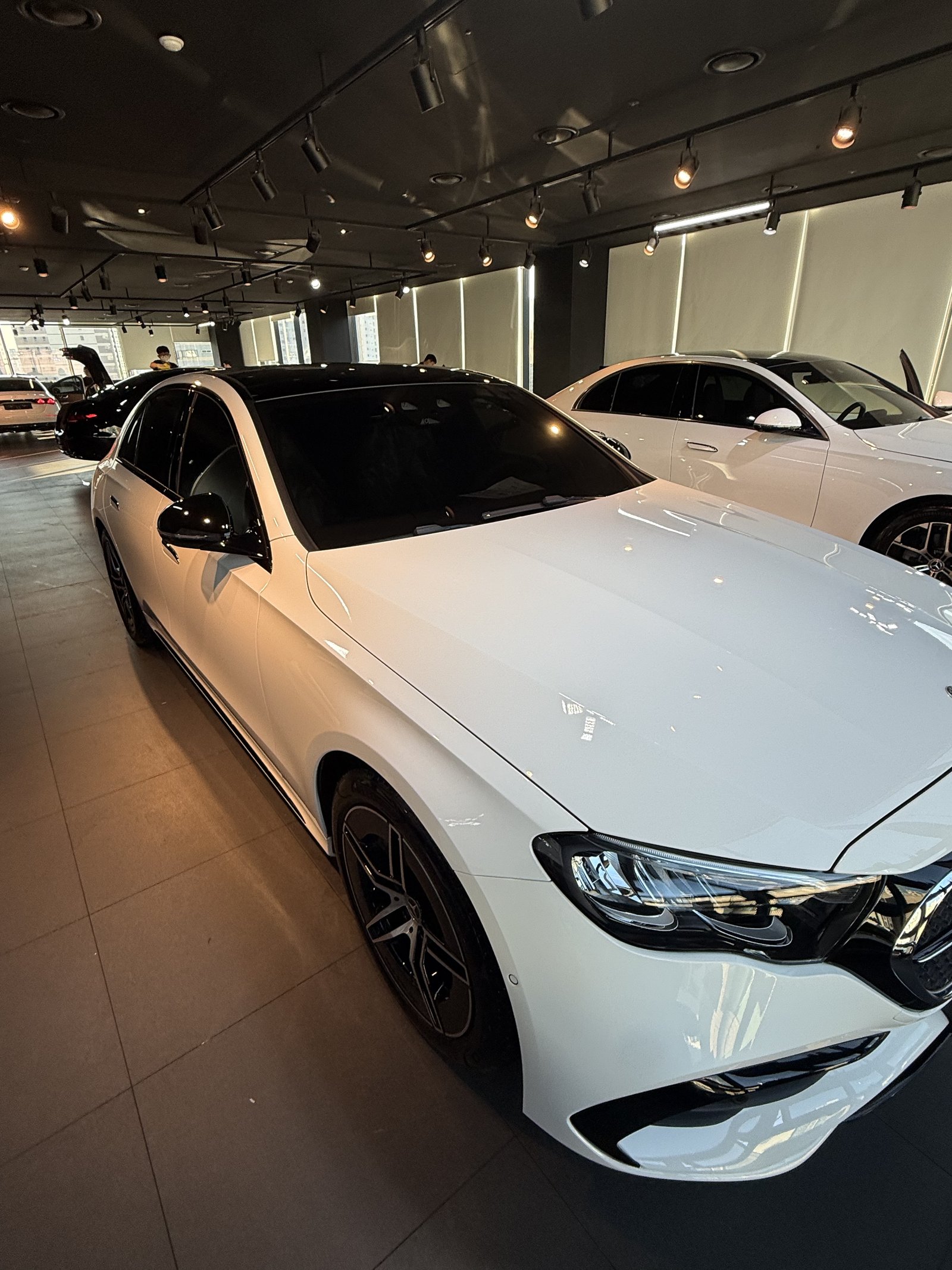 E200 AMG 백색 전측면 - 부산 유리막코팅