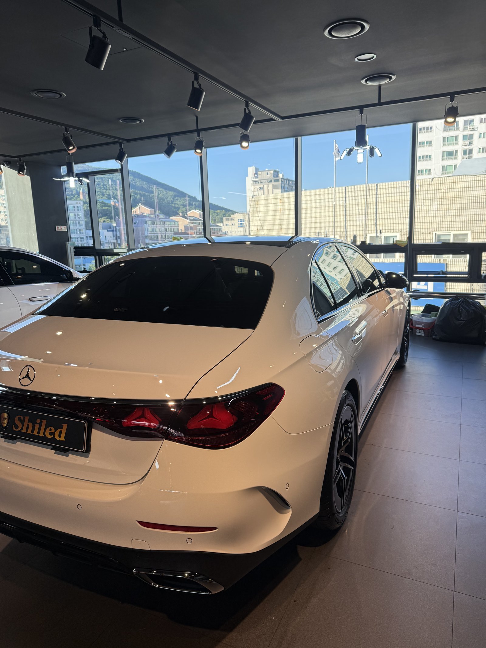 E200 AMG 백색 후측면 창가 빛