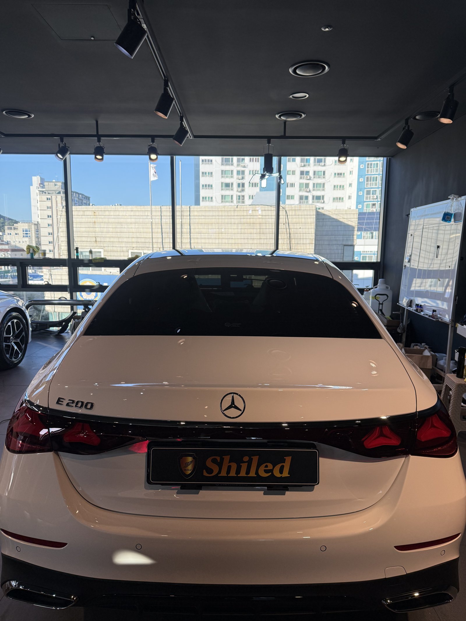 E200 AMG 백색 후면 트렁크