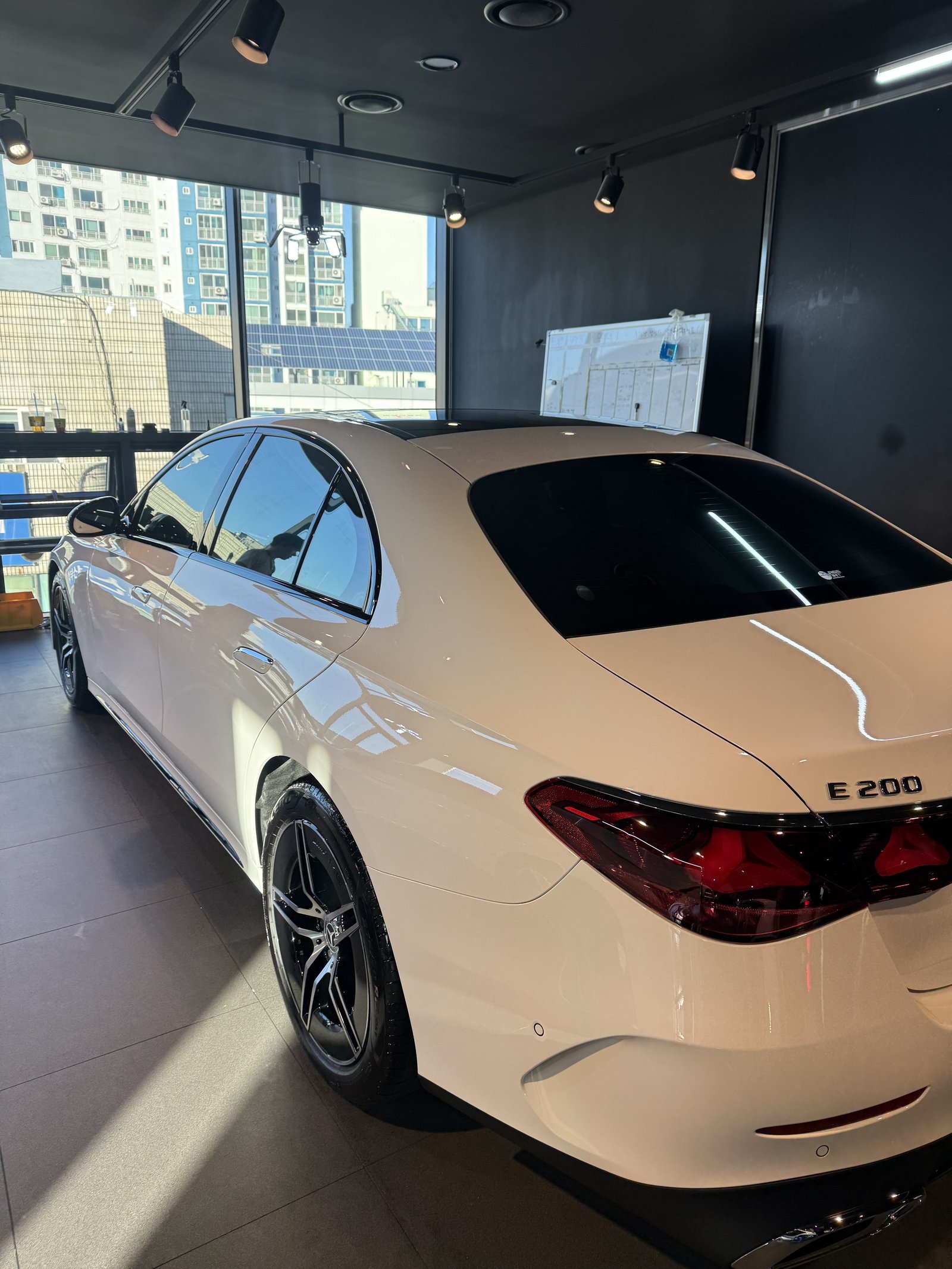 E200 AMG 백색 측후면 - 출고 전 코팅