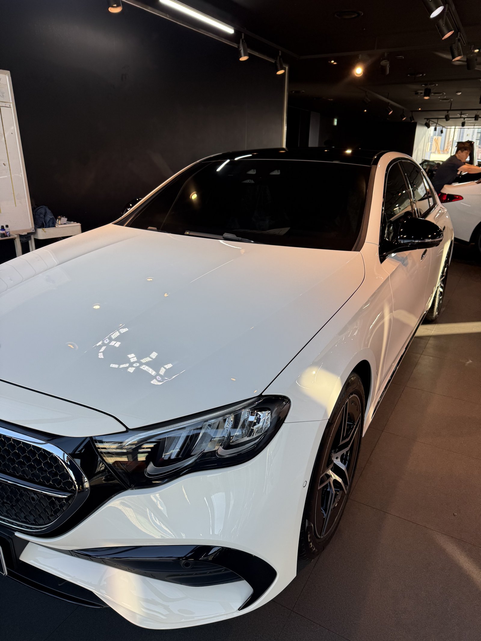 E200 AMG 백색 헤드램프와 범퍼