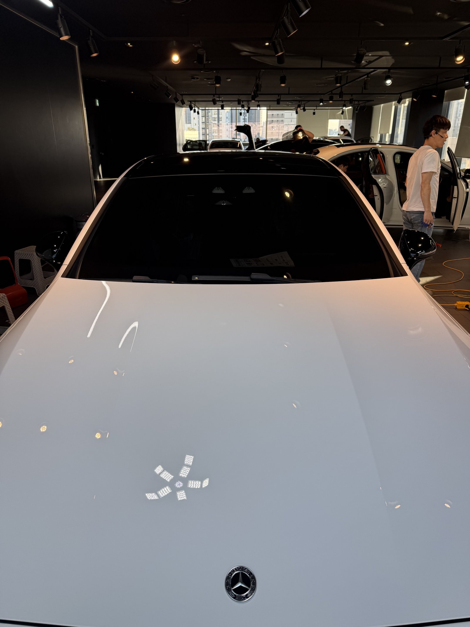 E200 AMG 백색 보닛 조명 반사