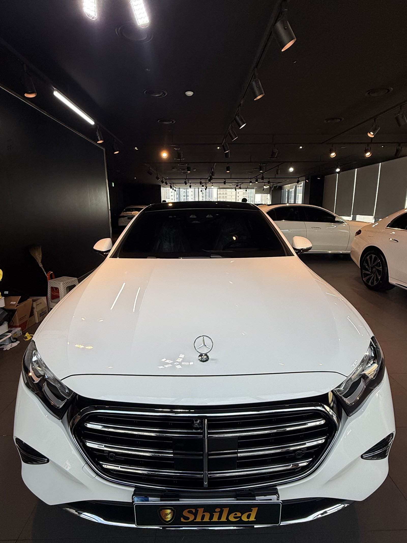 E200 익스클루시브 백색 정면 가로 크롬 그릴