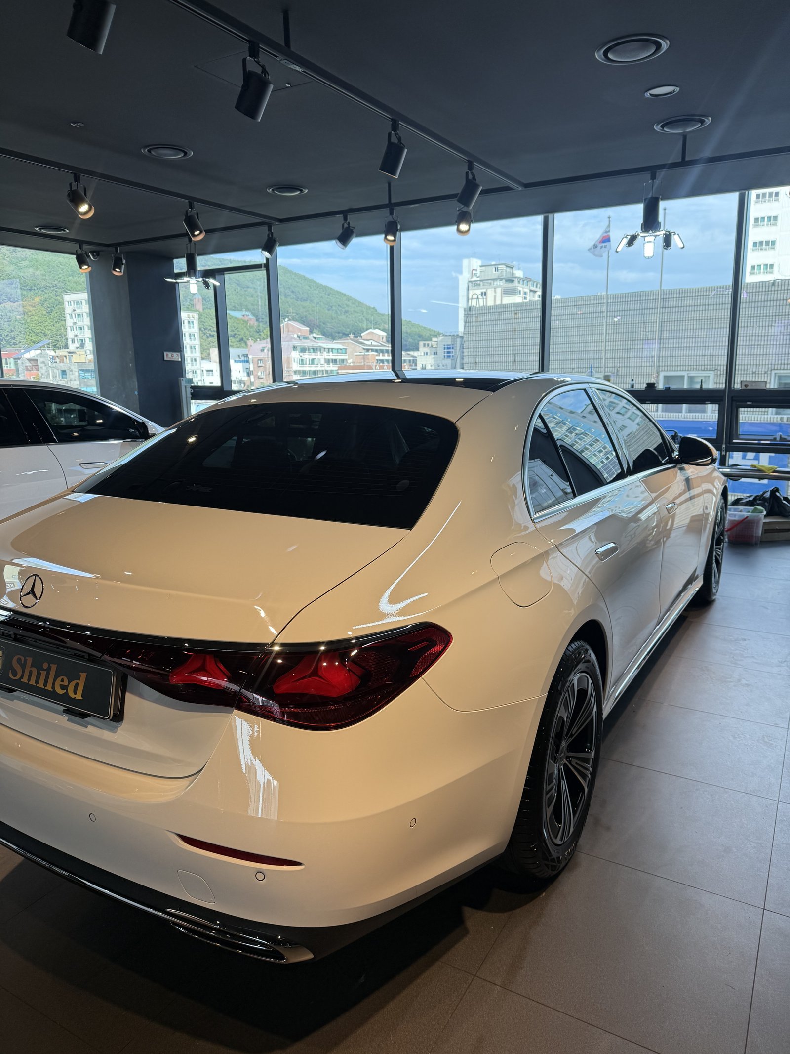 E200 EX 백색 후측면 창가 빛
