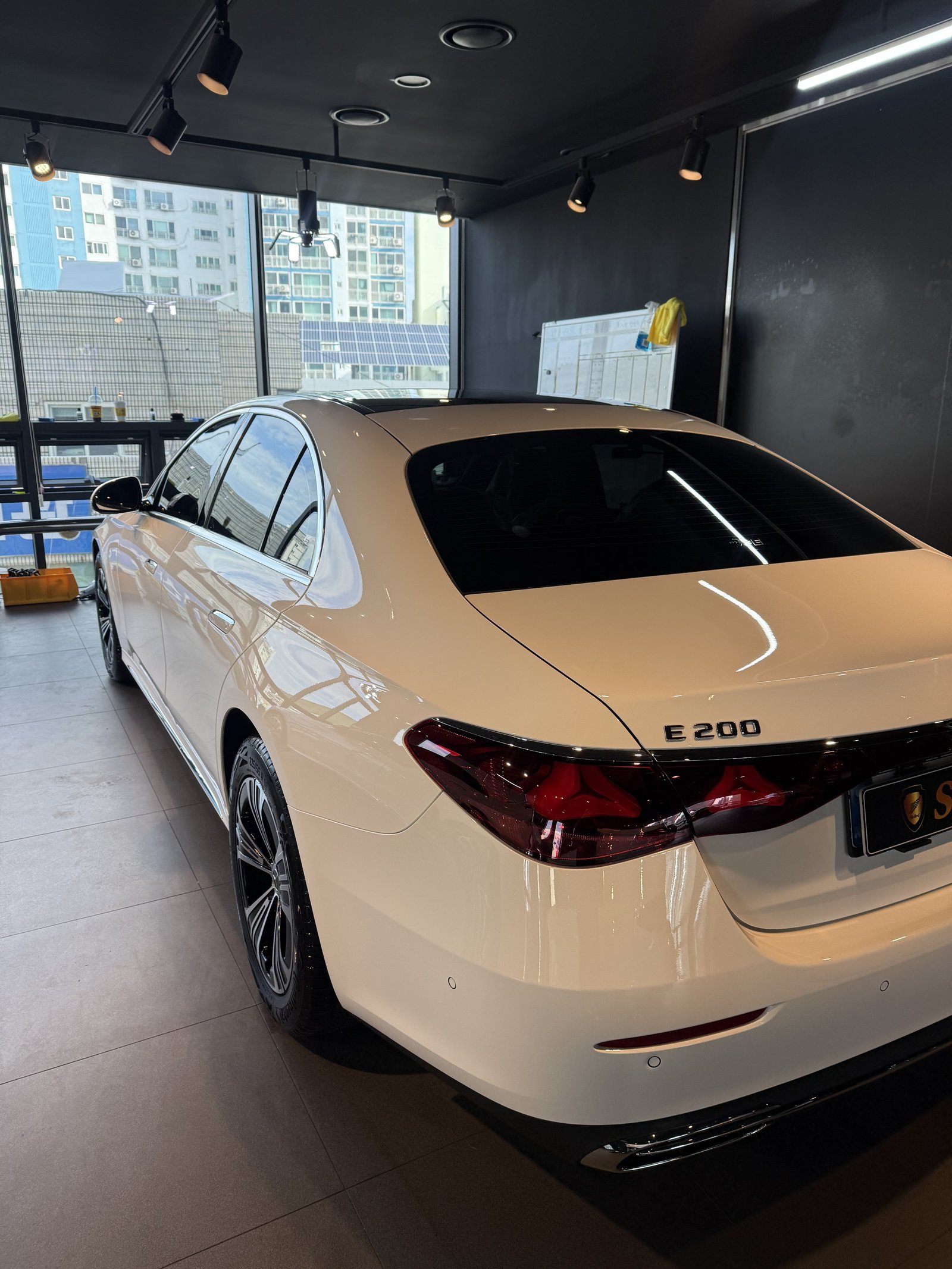 E200 EX 백색 측후면 - 출고 전 코팅