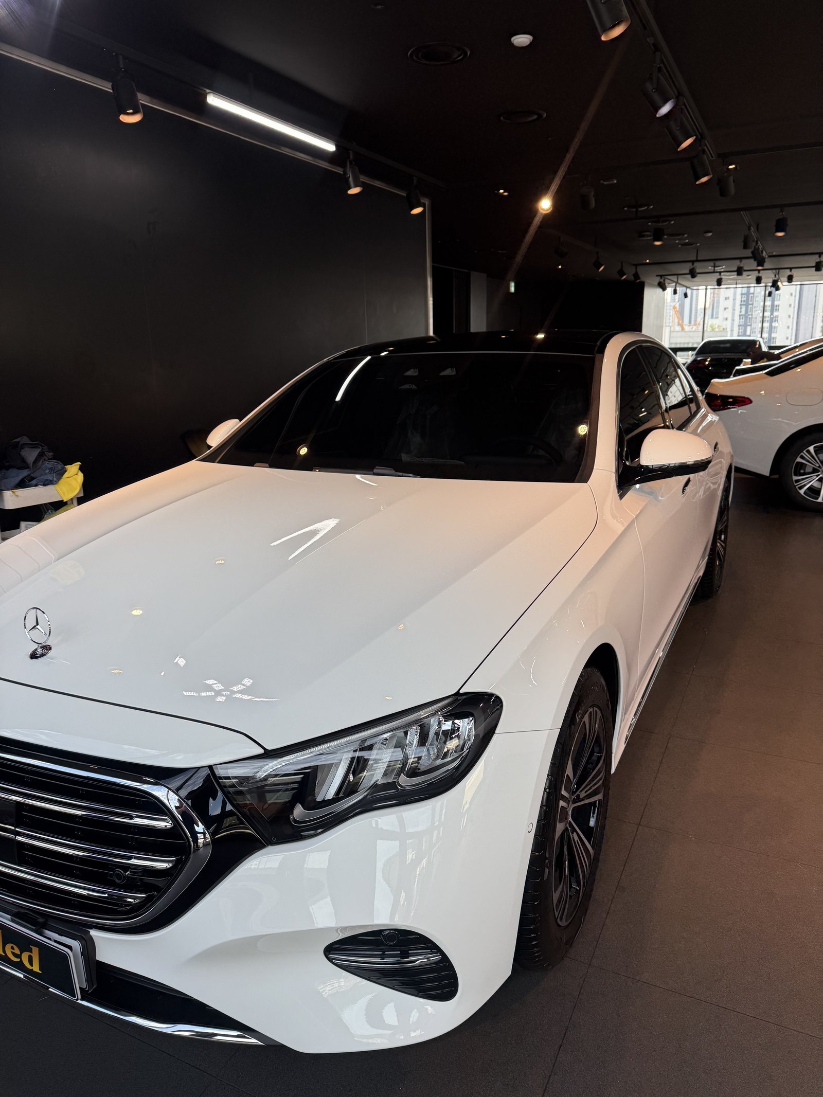 E200 EX 백색 전측면 반대편