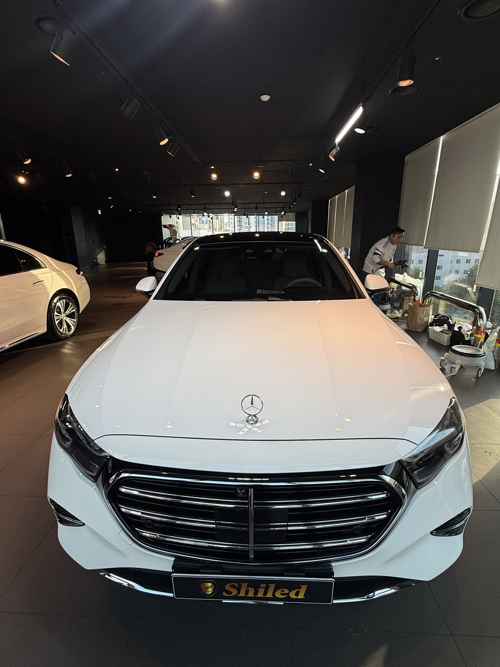 E200 익스클루시브 백색 정면 - 부산 쉴드광택 신차코팅