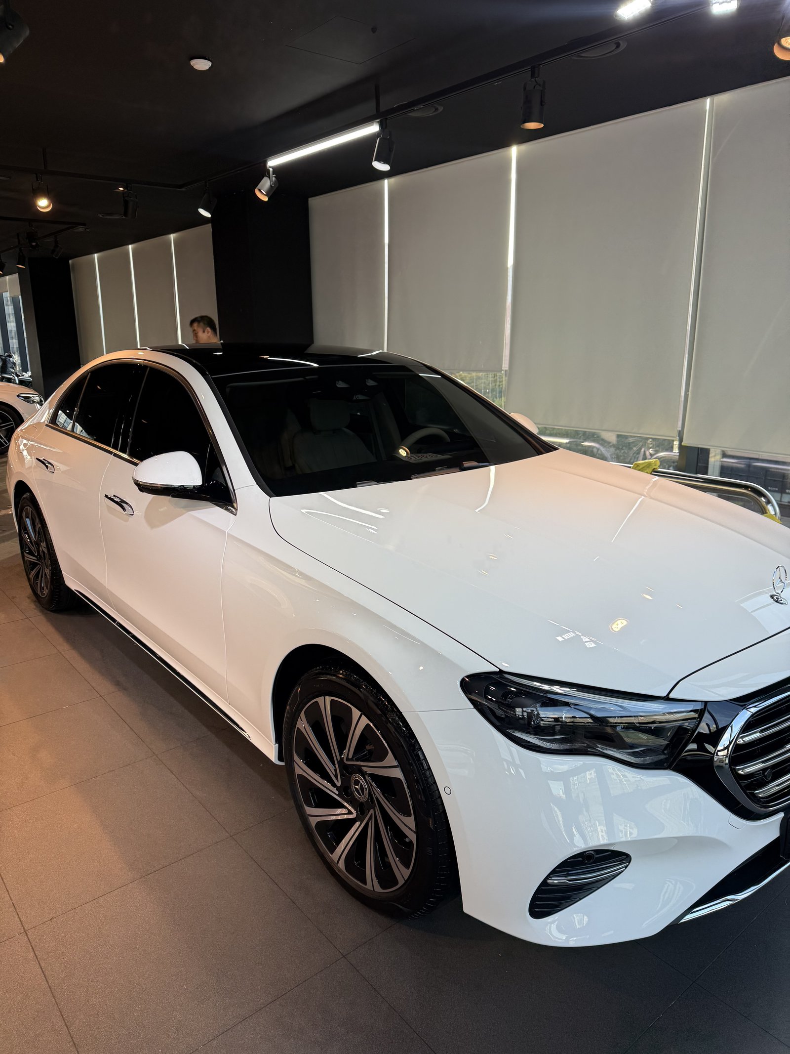 E200 EX 백색 전측면 - 부산 유리막코팅