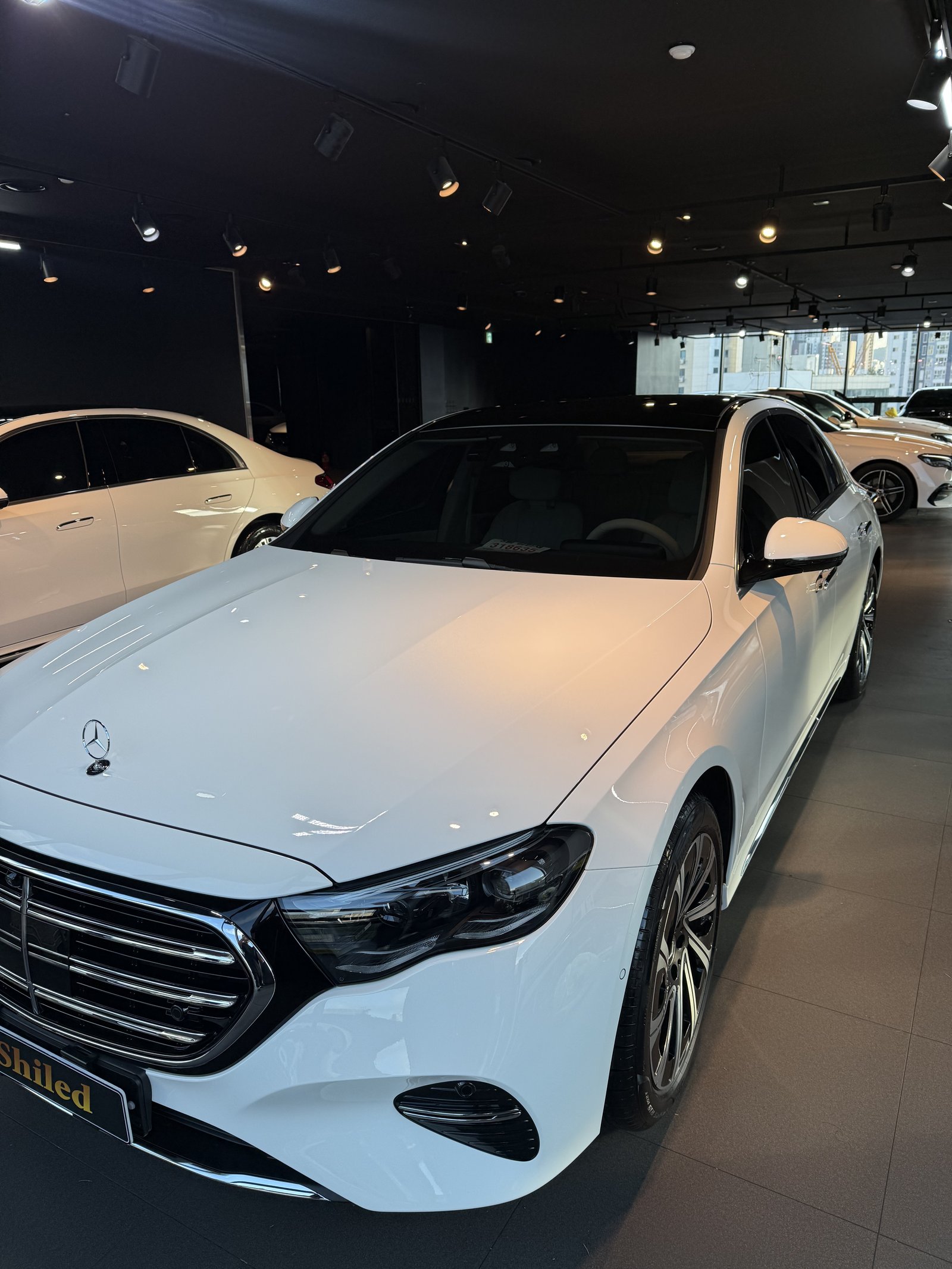 E200 EX 백색 반대편 전측면 - 부산 쉴드광택 신차코팅