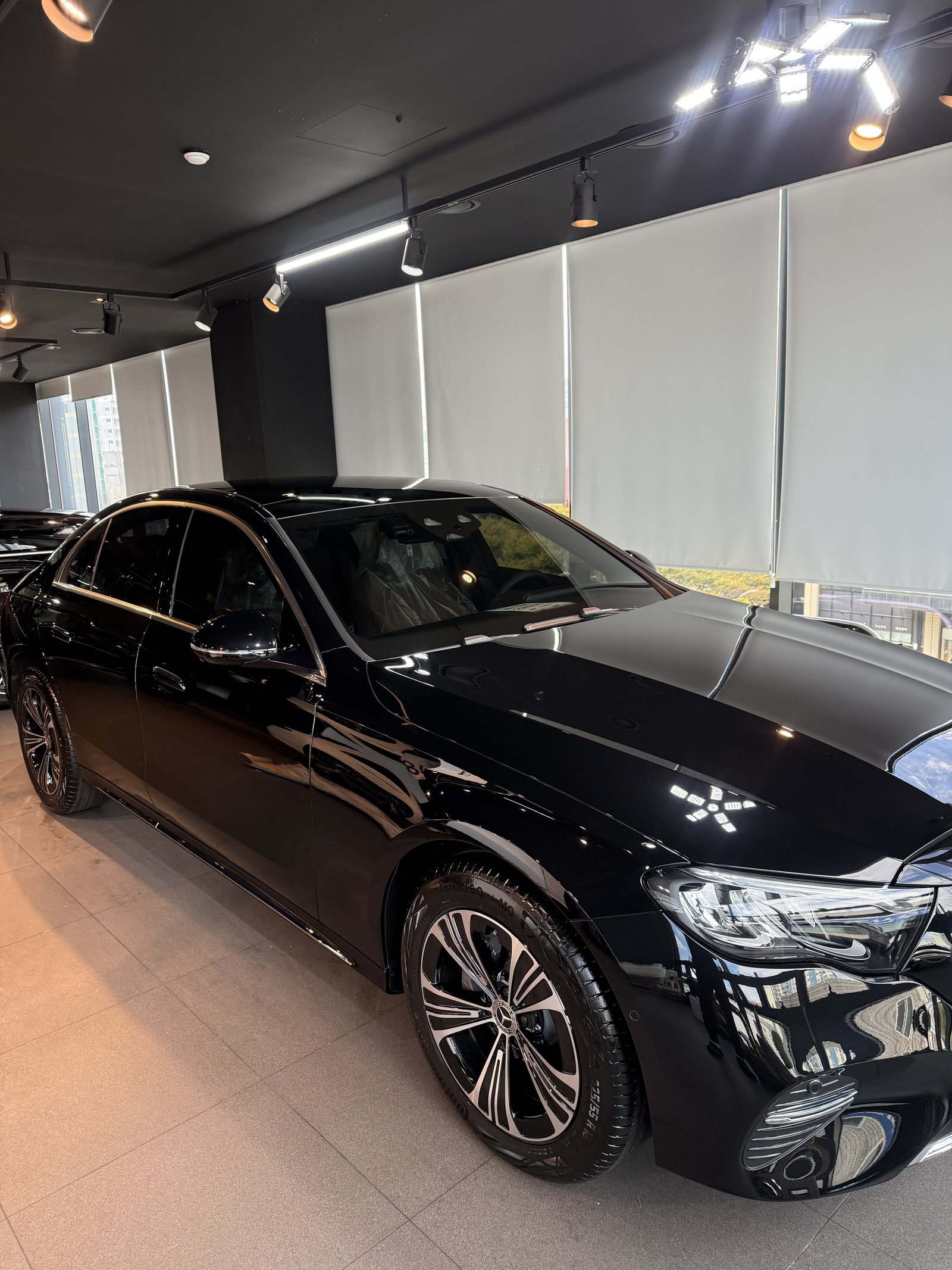 E200 EX 검정 전측면