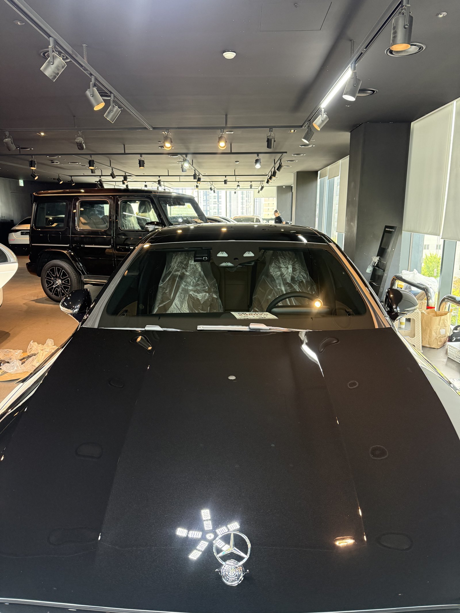 E200 EX 검정 보닛 조명 반사 - 부산 유리막코팅