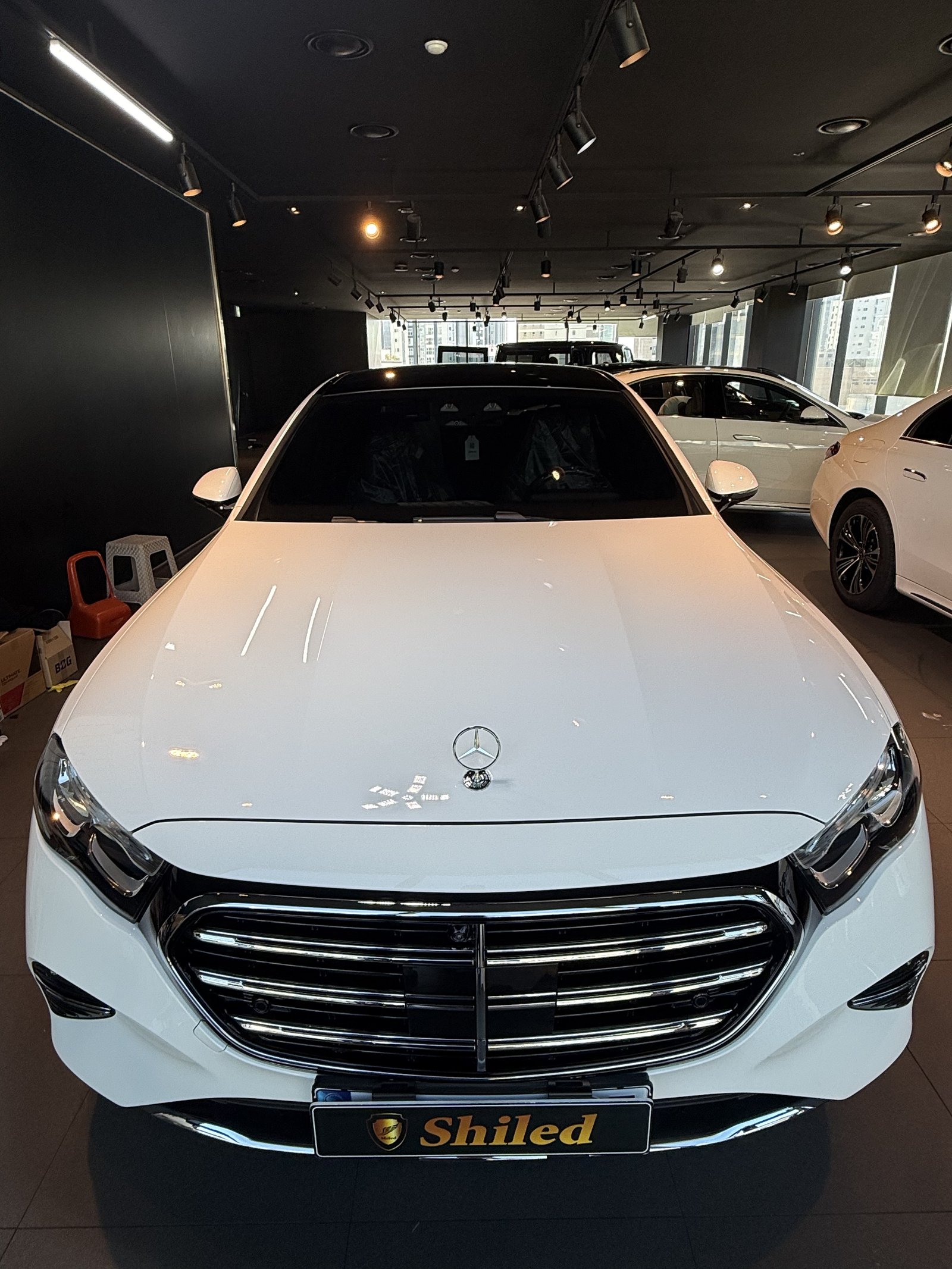 E200 익스클루시브 백색 정면