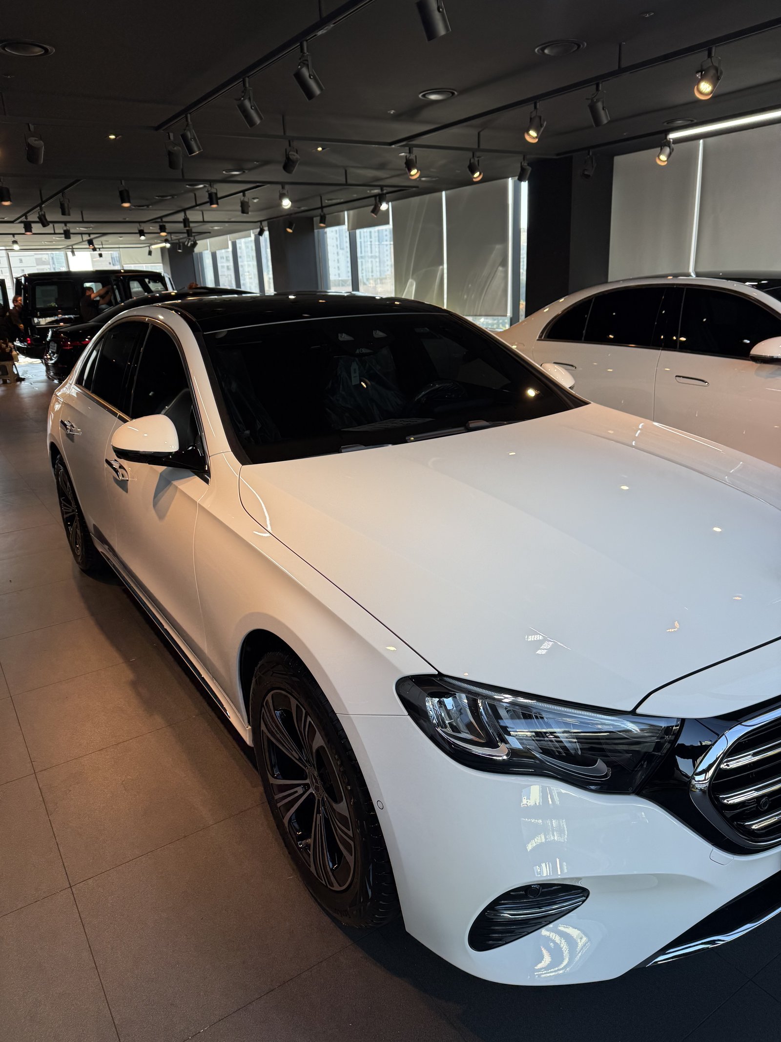 E200 EX 백색 전측면