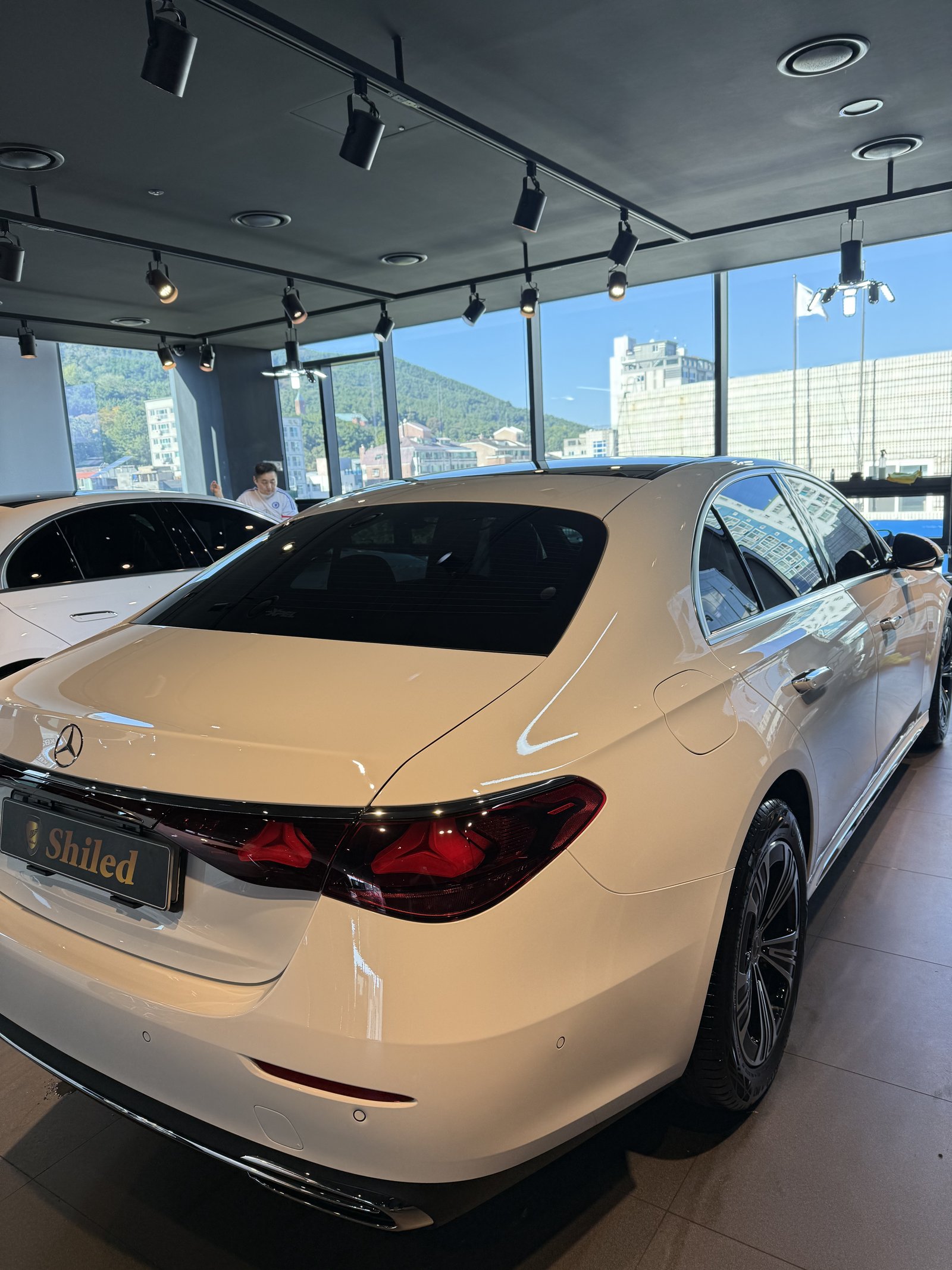 E200 EX 백색 후측면 창가 빛