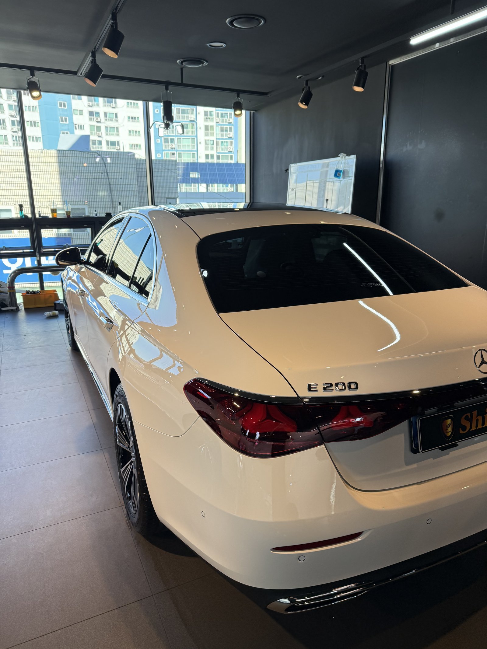 E200 EX 백색 측후면 - 출고 전 코팅