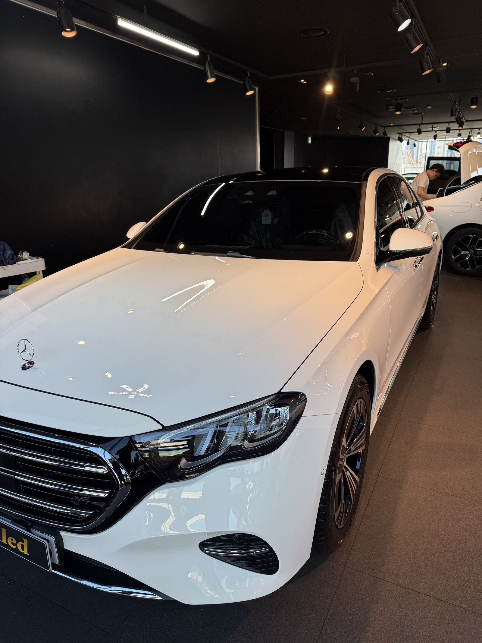 E200 EX 백색 전측면 반대편