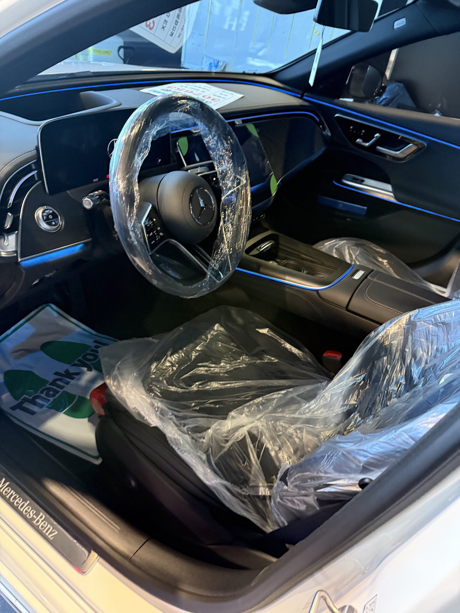 E200 EX 블랙 실내 블루 앰비언트