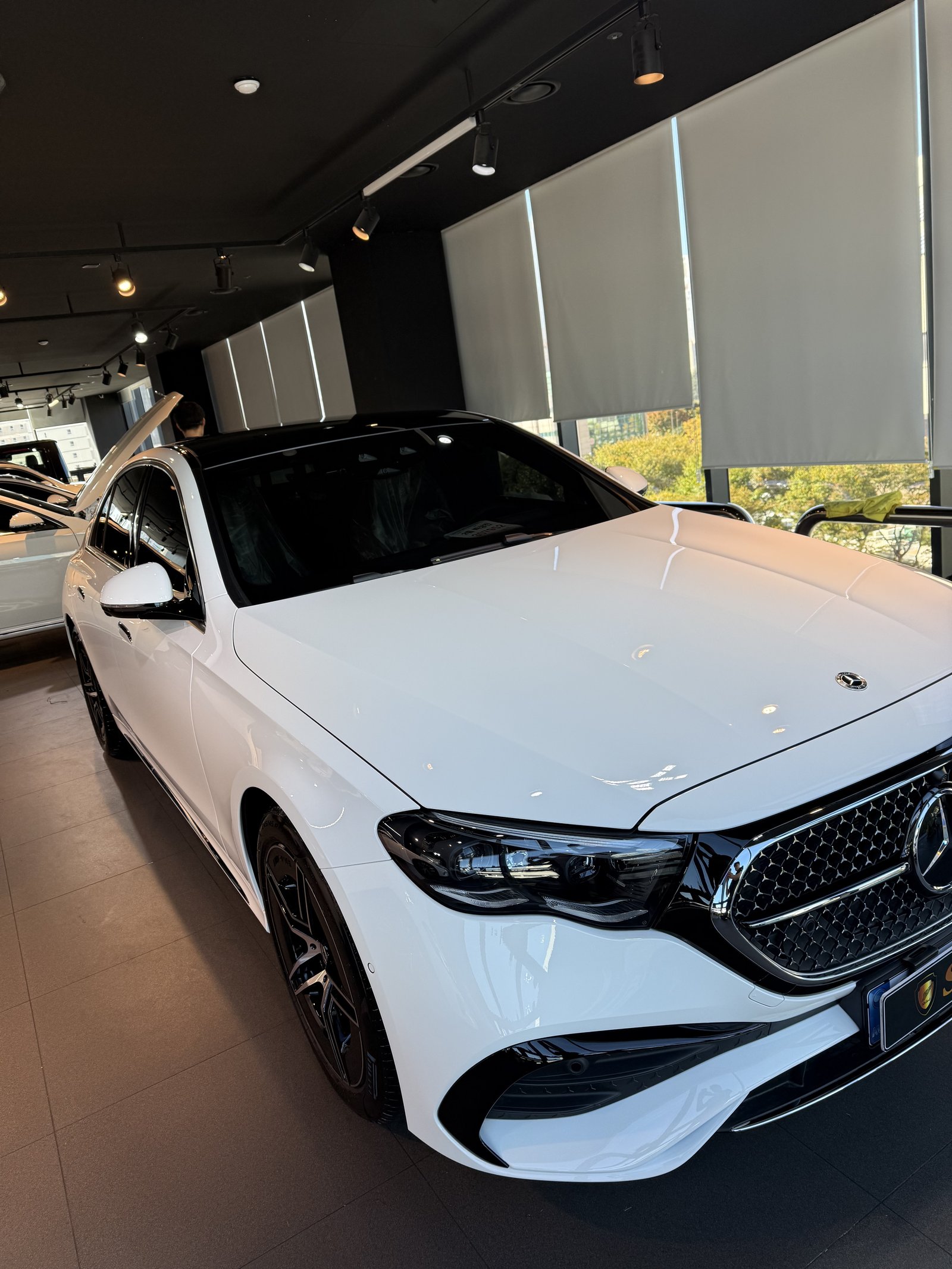 E200 AMG 백색 전측면 - 부산 유리막코팅