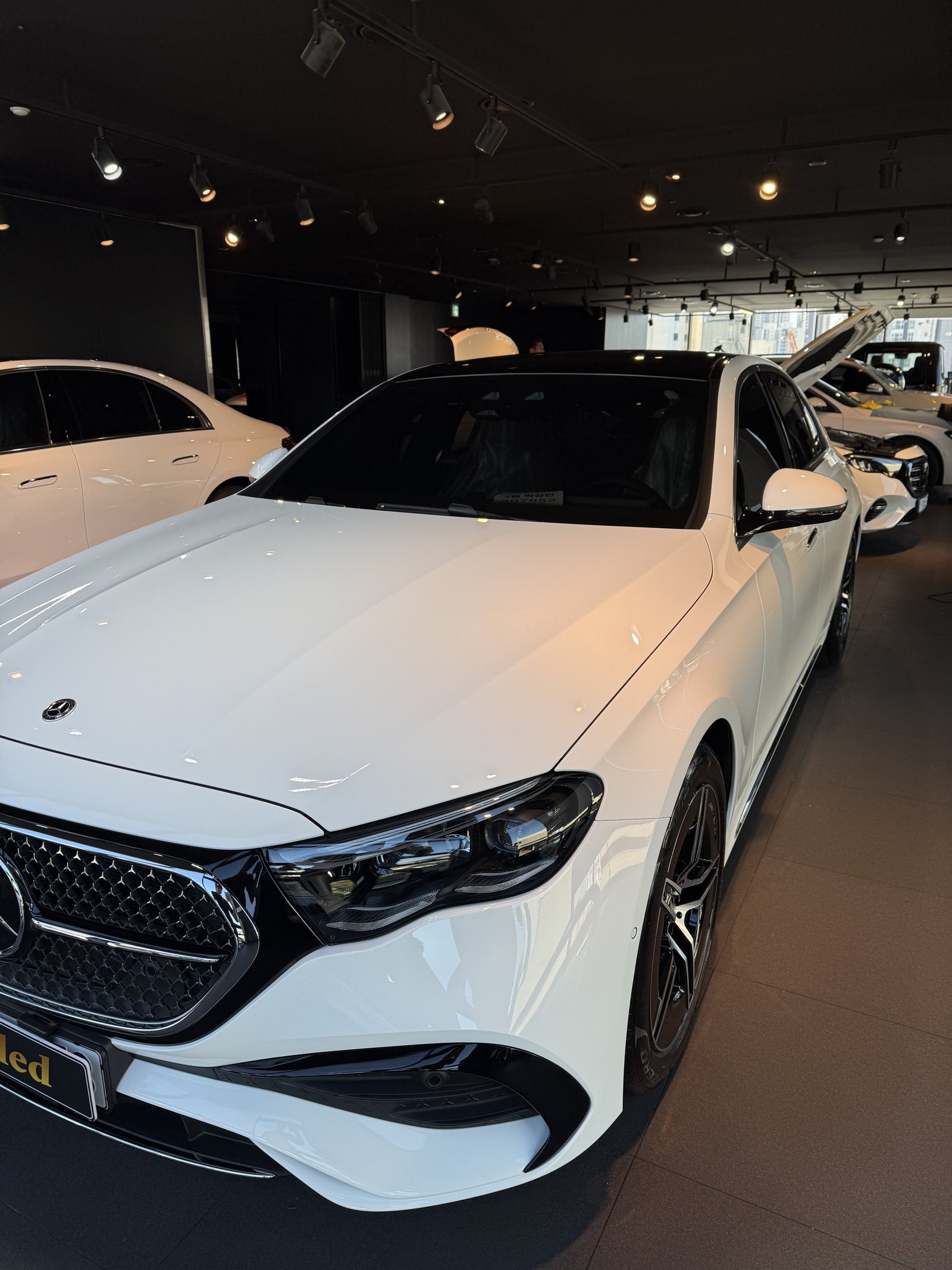 E200 AMG 백색 전측면 반대편