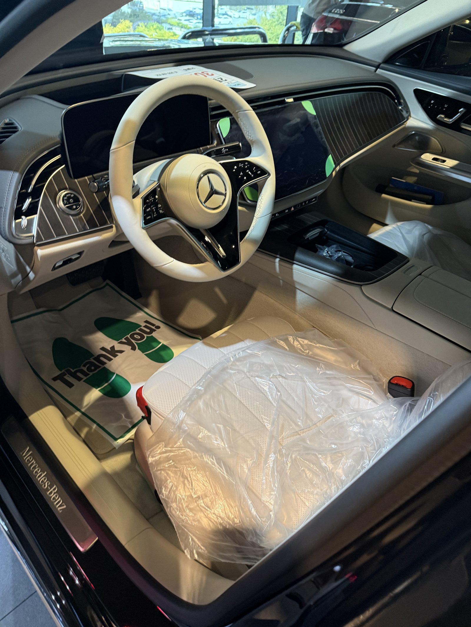 E300 EX 아이보리 실내 운전석