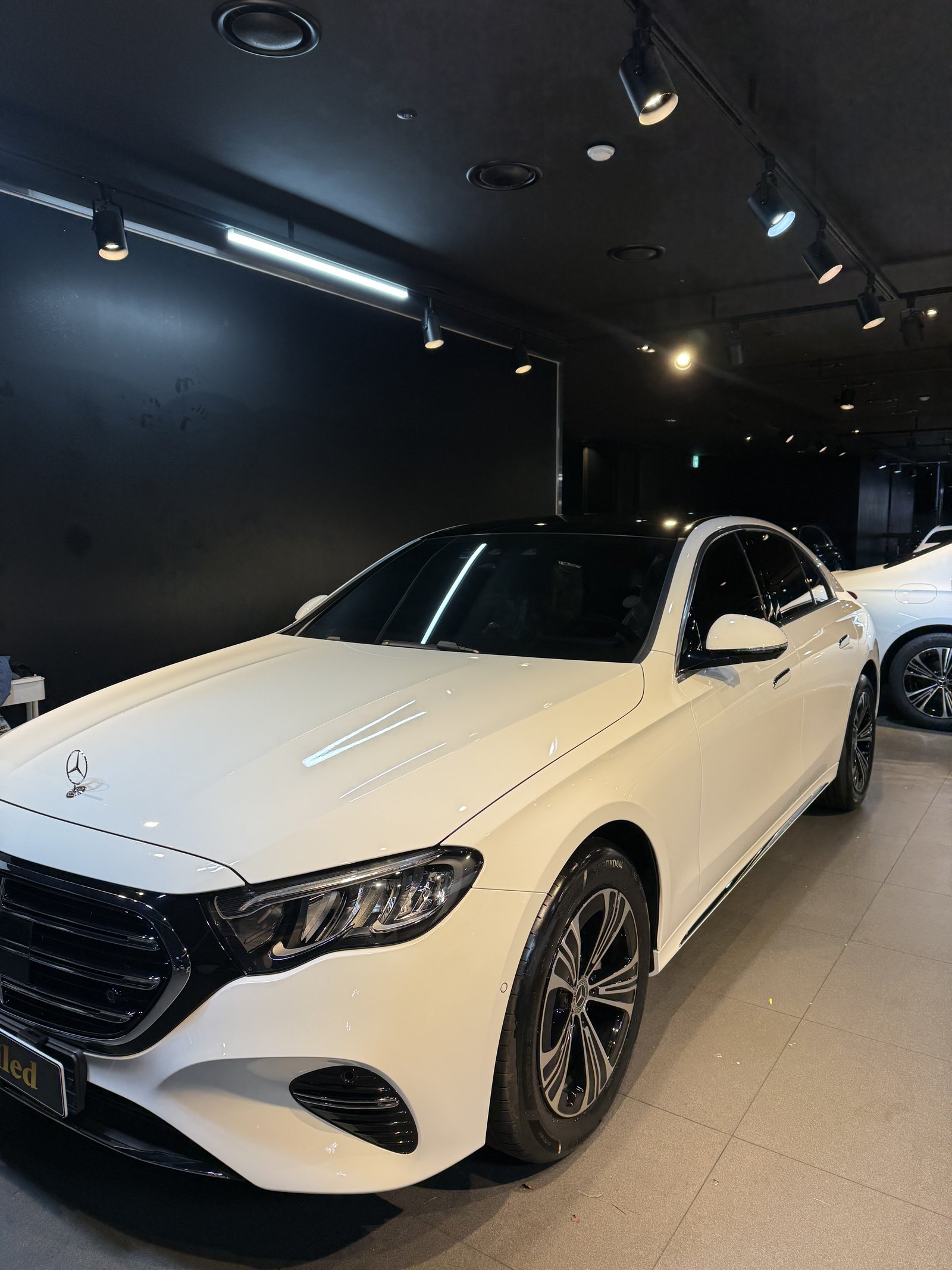 E200 EX 백색 전측면 반대편