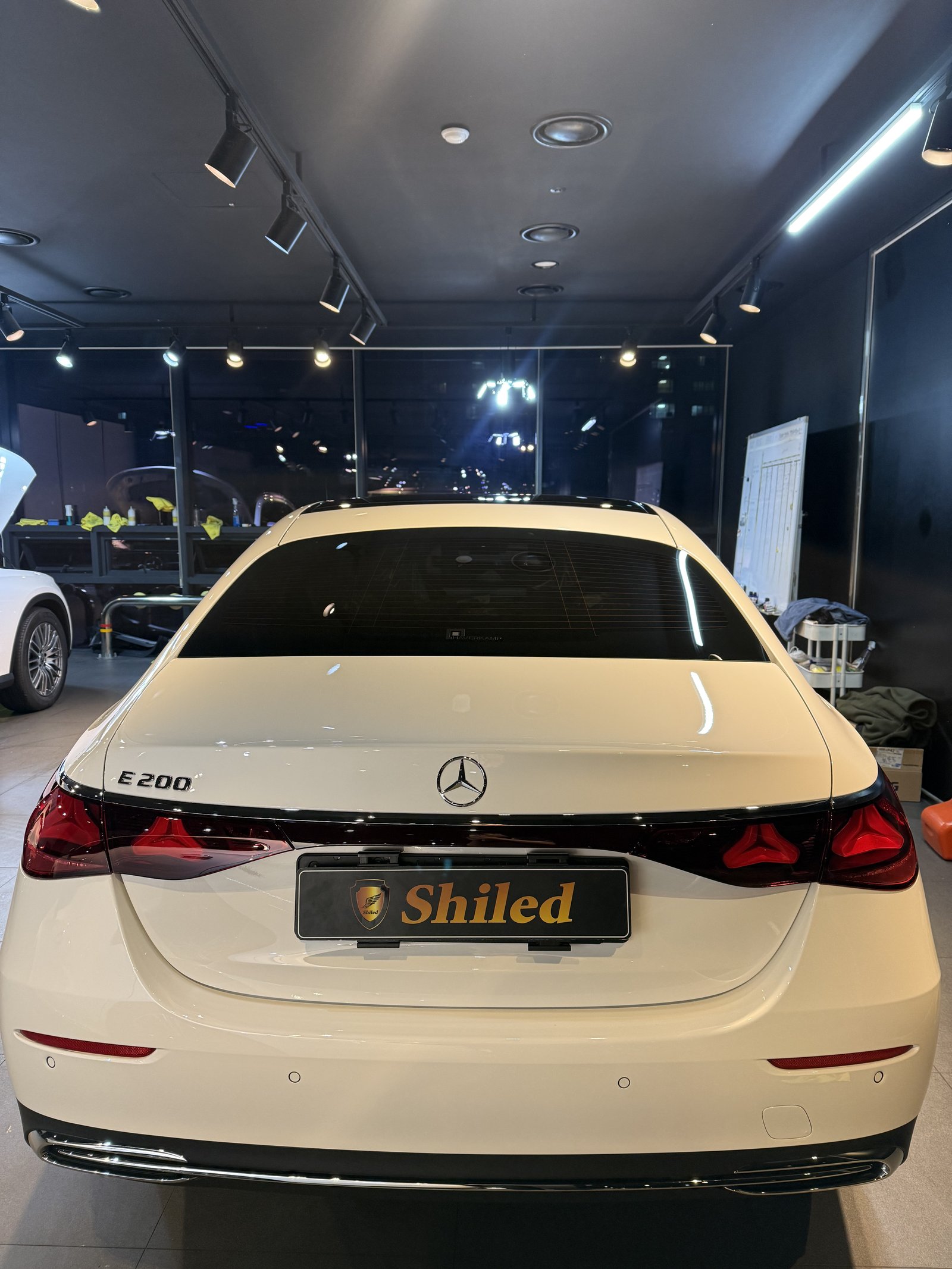E200 EX 백색 후면 트렁크